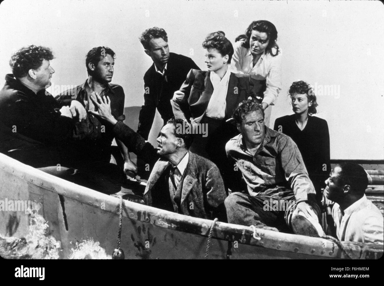 1944, Filmtitel: Rettungsboot, Regie: ALFRED HITCHCOCK, Studio: FOX, im Bild: MARY ANDERSON, HEATHER ANGEL, TALLULAH BANKHEAD, WILLIAM BENDIX, HUME CRONYN, ENSEMBLE, JOHN HODIAK, HENRY HULL, Kanada LEE, WALTER SLEZAK, Boot, Rettungsboot, Meer. (Bild Kredit: SNAP) Stockfoto