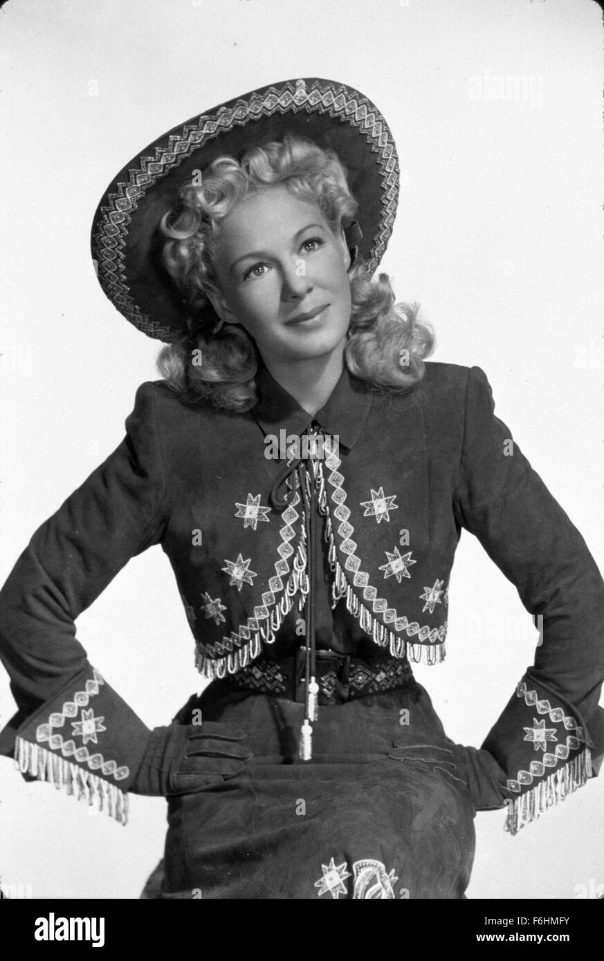 1950, Filmtitel: ANNIE GET IHRE Waffe, Regie: GEORGE SIDNEY, Studio: MGM, abgebildet: BETTY HUTTON, Kostüm, die Hände auf Hüften, locken, WESTERN, COWGIRL, Kopf NEIGTE, COWBOYHUT, PORTRAIT, STUDIO, Frauen (PROTAGONIST). (Bild Kredit: SNAP) Stockfoto