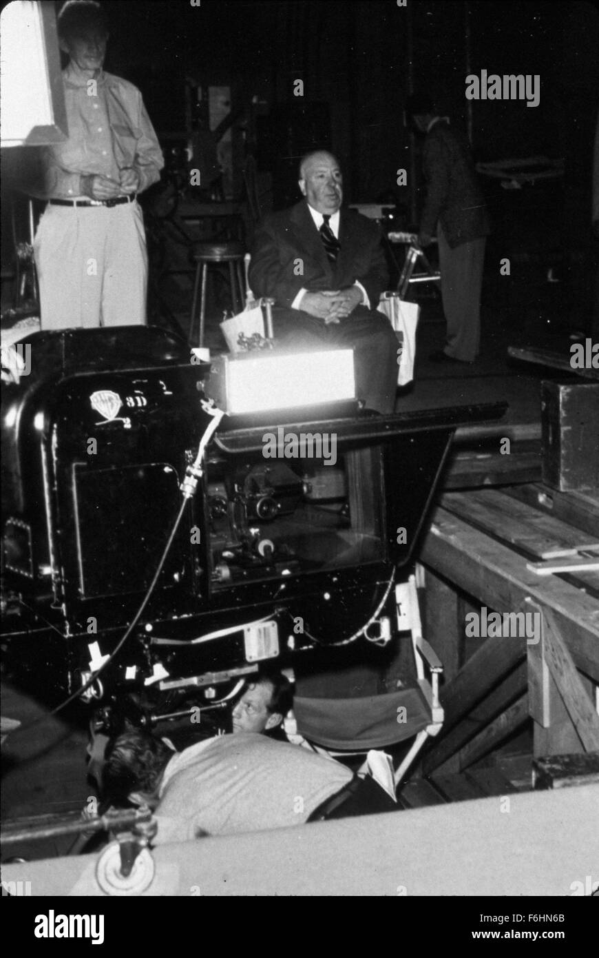 1954, Filmtitel: DIAL M FOR MURDER, Regie: ALFRED HITCHCOCK, Studio: WARNER, im Bild: hinter den Kulissen. (Bild Kredit: SNAP) Stockfoto