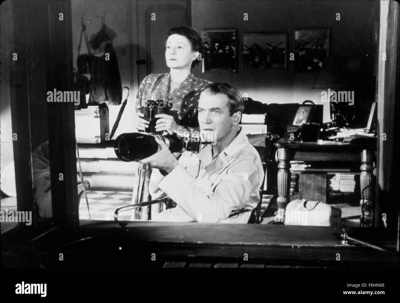 1954, Filmtitel: Heckscheibe, Regie: ALFRED HITCHCOCK, Studio: PARAMOUNT, im Bild: ALFRED HITCHCOCK, THELMA RITTER. (Bild Kredit: SNAP) Stockfoto