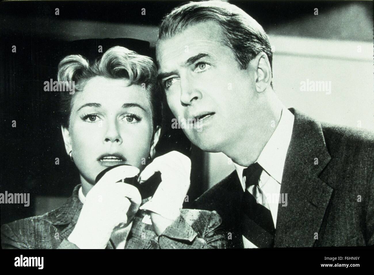1956, Filmtitel: MAN WHO TOO MUCH, Regie knew: ALFRED HITCHCOCK, Studio: PARAMOUNT, im Bild: JAMES STEWART, DORIS DAY, ALFRED HITCHCOCK. (Bild Kredit: SNAP) Stockfoto
