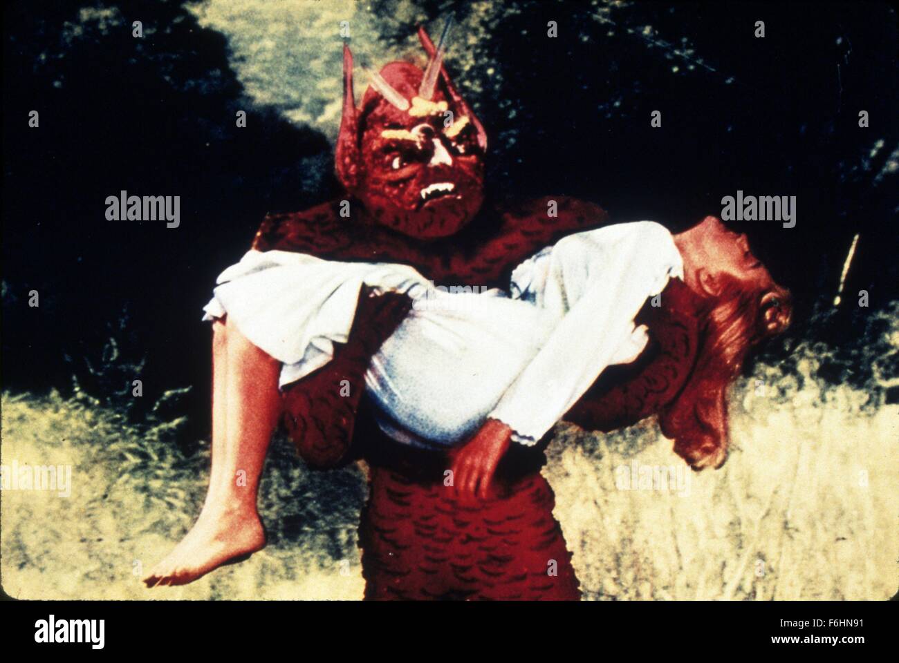 1956, Filmtitel: Tag die Welt endete, Regisseur: ROGER CORMAN, Studio: amerikanische Int ' l, im Bild: PAUL BLAISEDELL, LORI NELSON, seine & ALIENS! DINGE, ALIEN, MONSTER, GEWALT GEGEN FRAUEN, FRAUEN IN GEFAHR, TRAGEND, UNBEWUSSTEN, ATOMKRIEG, NACH DEM KRIEG, NACH ATOMKRIEG. (Bild Kredit: SNAP) Stockfoto