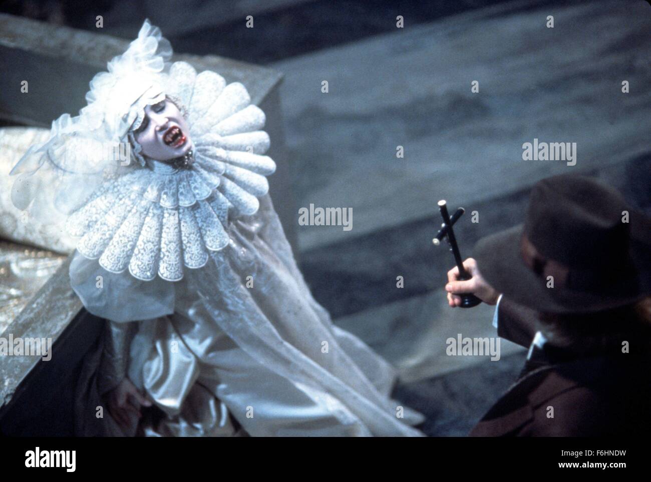 1992, Filmtitel: BRAM STOKERS DRACULA, Regisseur: FRANCIS FORD COPPOLA, Studio: COLUMBIA, im Bild: 1992, DRACULA & andere Vampire, SADIE FROST, ANTHONY HOPKINS, Zähne, Blut, Kruzifix, schnüren. (Bild Kredit: SNAP) Stockfoto