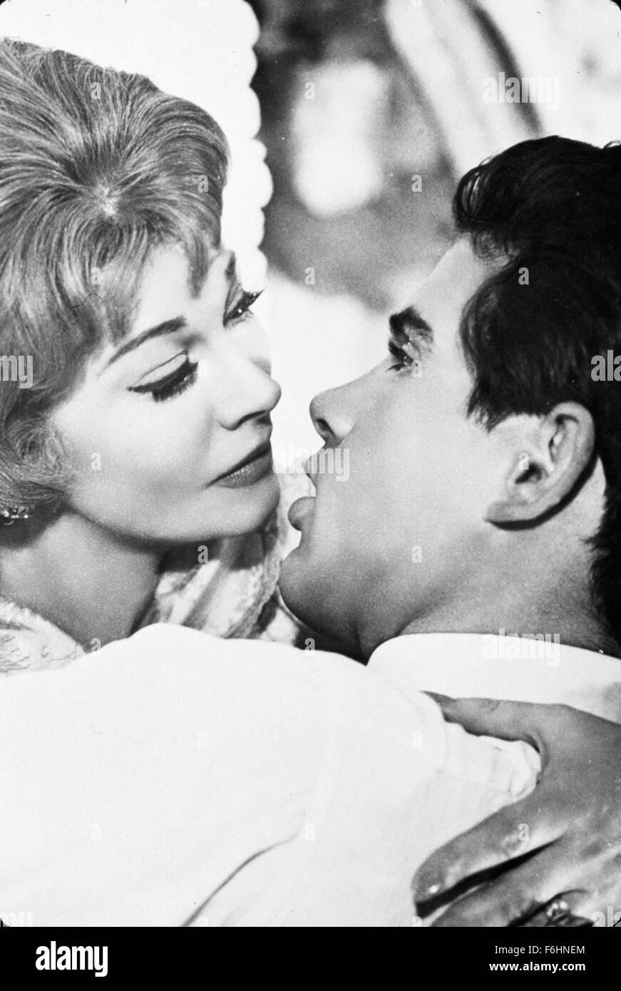 1961, Filmtitel: ROMAN SPRING OF Mrs STONE, Regie: JOSE QUINTERO, Studio: WARNER, abgebildet: WARREN BEATTY, Umarmung, VIVIEN LEIGH, JOSE QUINTERO. (Bild Kredit: SNAP) Stockfoto
