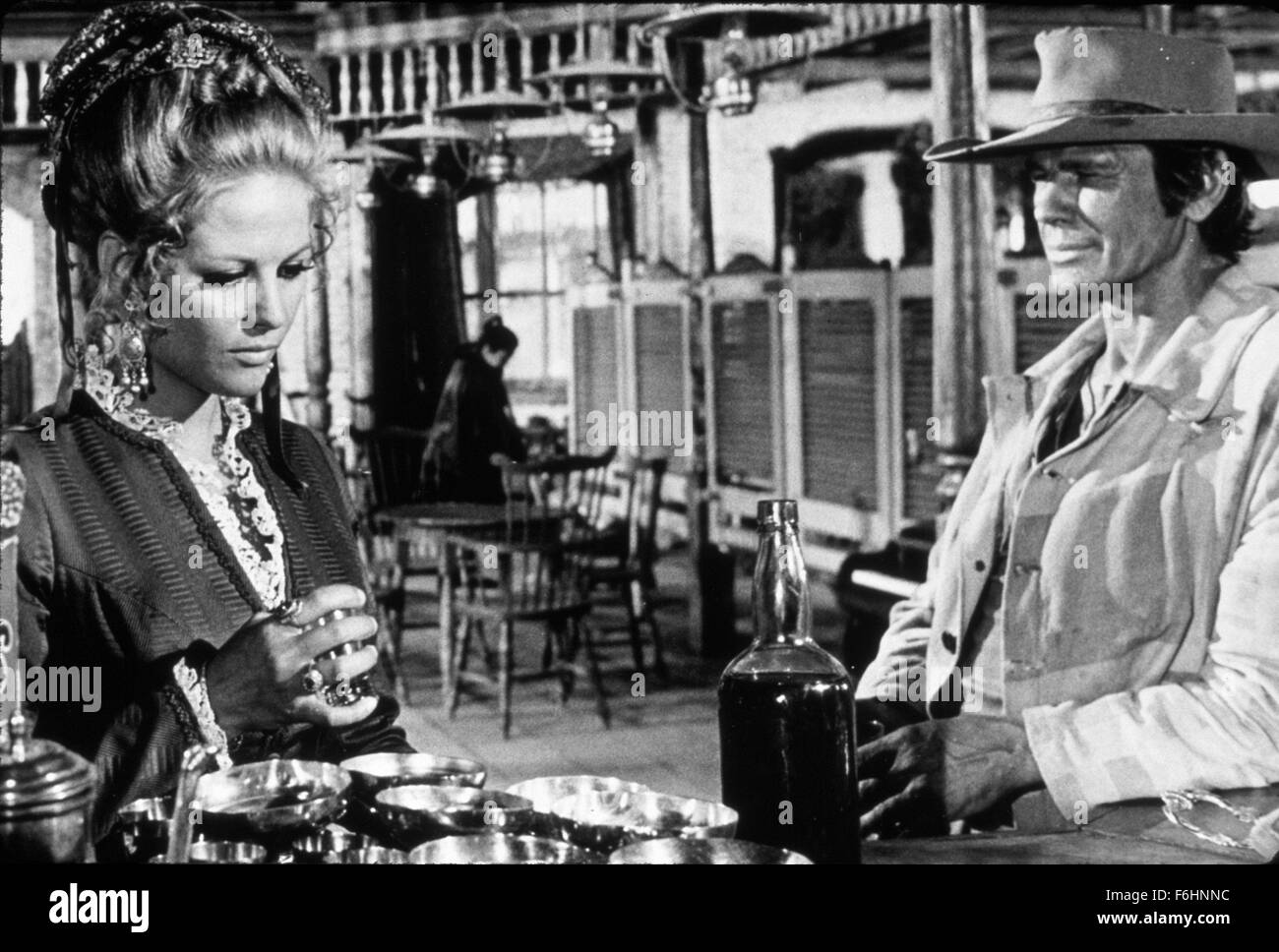 1969, Filmtitel: ONCE UPON A TIME im Westen, Regie: SERGIO LEONE, Studio: PARAMOUNT, abgebildet: CHARLES BRONSON, CLAUDIA CARDINALE. (Bild Kredit: SNAP) Stockfoto