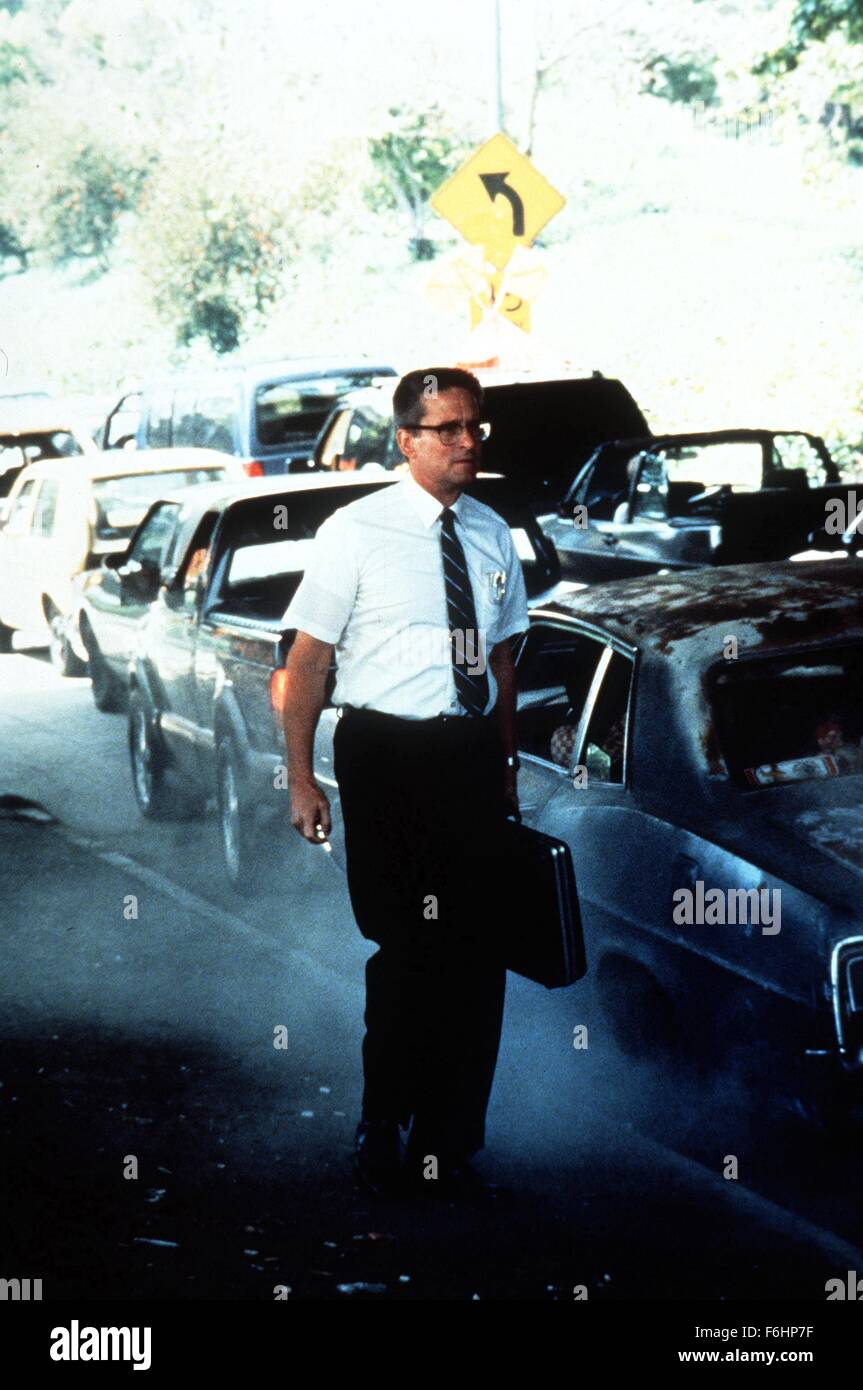 1993, Filmtitel: FALLING DOWN, Direktor: JOEL SCHUMACHER, Studio: WARNER, im Bild: MICHAEL DOUGLAS, GEEK, Geisteskrankheit, Panne, STRESS, Stadt, BÜROANGESTELLTE, Aktentasche, psychisch instabil, RAMPAGE, Anzug, Sonnenbrille, Krawatte, FLAT-TOP. (Bild Kredit: SNAP) Stockfoto