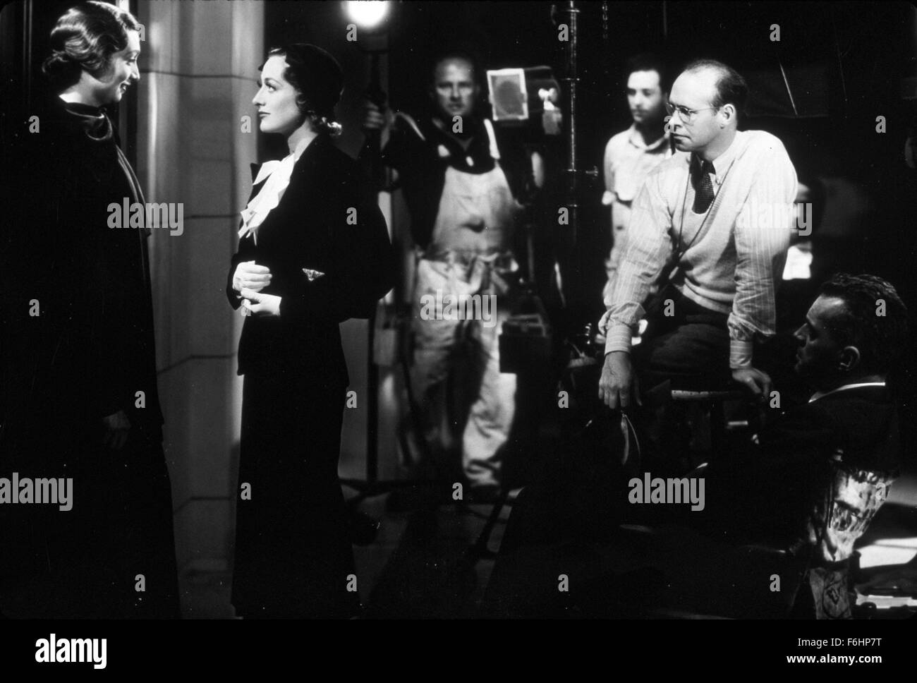 1935, Filmtitel: Ich lebe mein Leben, Regie: W S VAN DYKE, Studio: MGM, im Bild: hinter den Kulissen, JOAN CRAWFORD, GEORGE FOLSEY, ALINE MacMAHON. (Bild Kredit: SNAP) Stockfoto