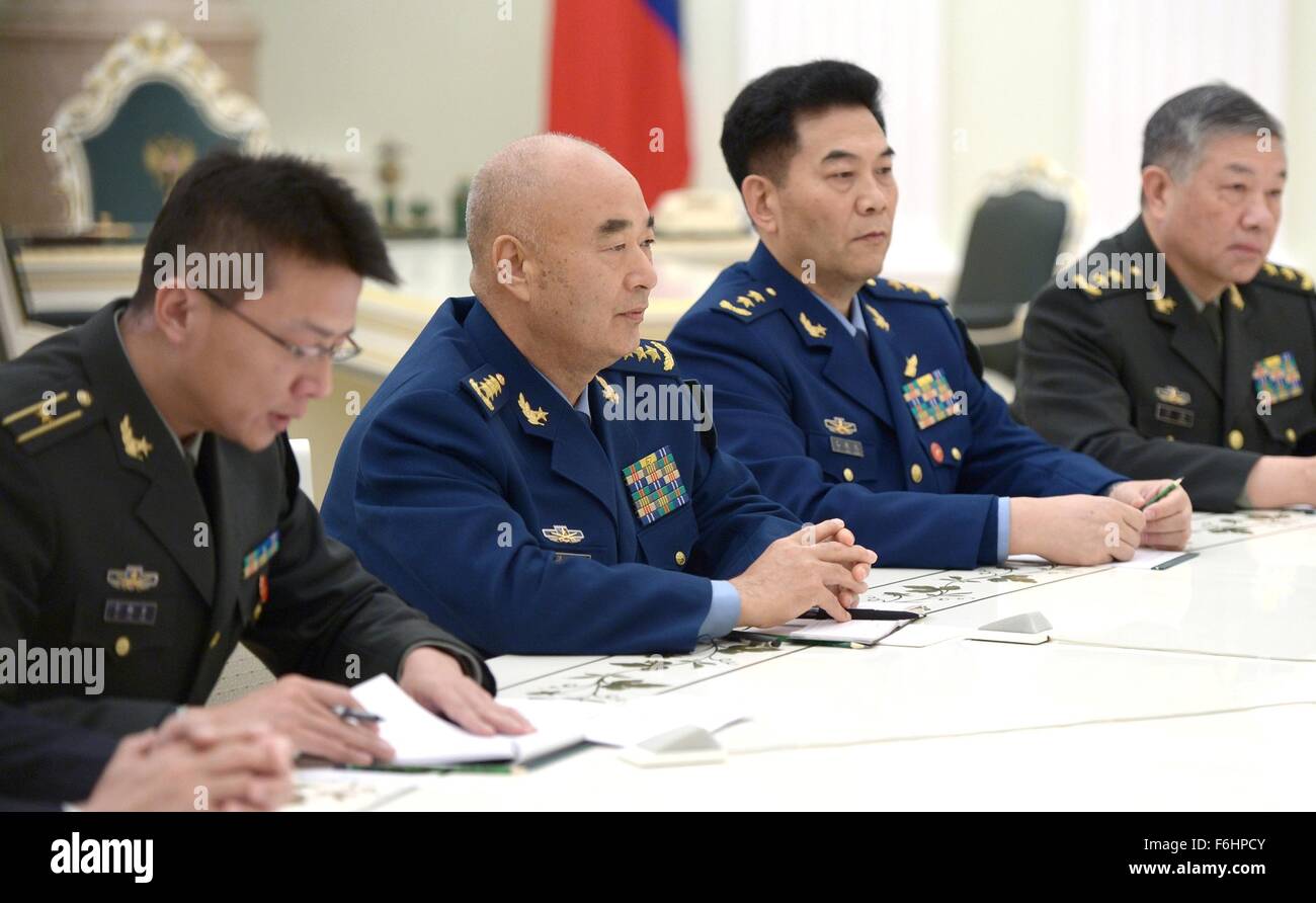 Chinesisch-Vizepräsident des Central Military Commission General Xu Qiliang, Center, bei einem Treffen mit dem russischen Präsidenten Vladimir Putin im Kreml 17. November 2015 in Moskau, Russland. Stockfoto