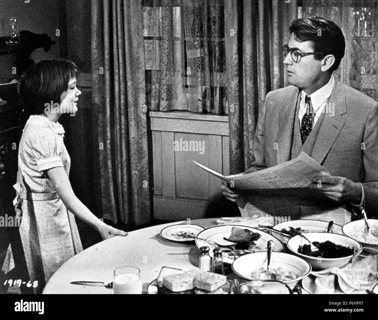 1962, Filmtitel: TO KILL A MOCKINGBIRD, Regie: ROBERT MULLIGAN, Studio: UNIV, abgebildet: 1962, MARY BADHAM, Esstisch, Esszimmer, GREGORY PECK, Vater, Abbildung, Zeitung, lesen, Vater & Tochter, in Frage zu stellen. (Bild Kredit: SNAP) Stockfoto