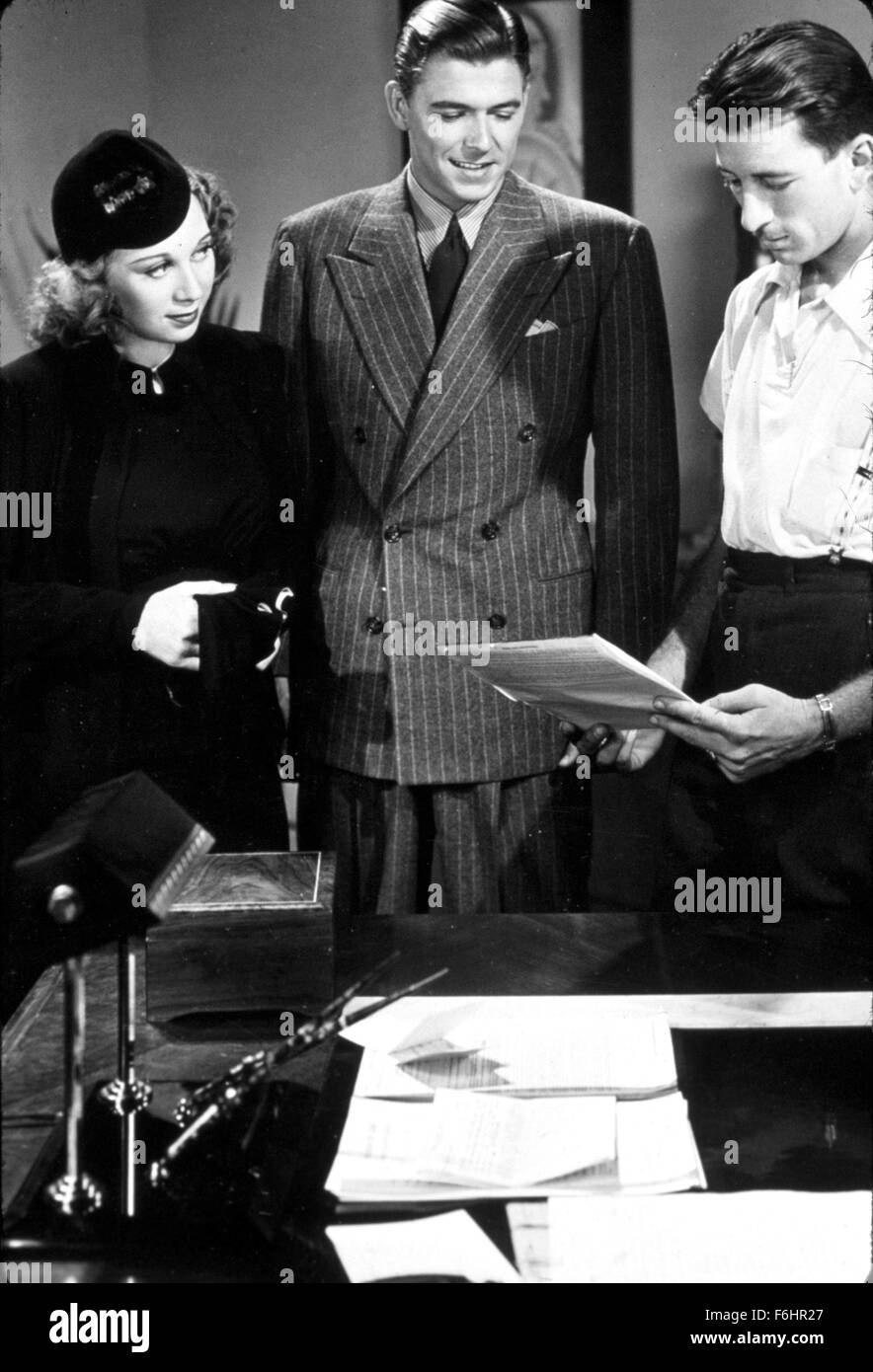1938, Filmtitel: Unfälle passieren wird, Regie: WILLIAM CLEMENS, Studio: WARNER, abgebildet: GLORIA BLONDELL, RONALD REAGAN, Lesung, Vertrag, Büro, Verhandlung, Sitzung, gestreiften Anzug, Haar - SLICKED anheften. (Bild Kredit: SNAP) Stockfoto