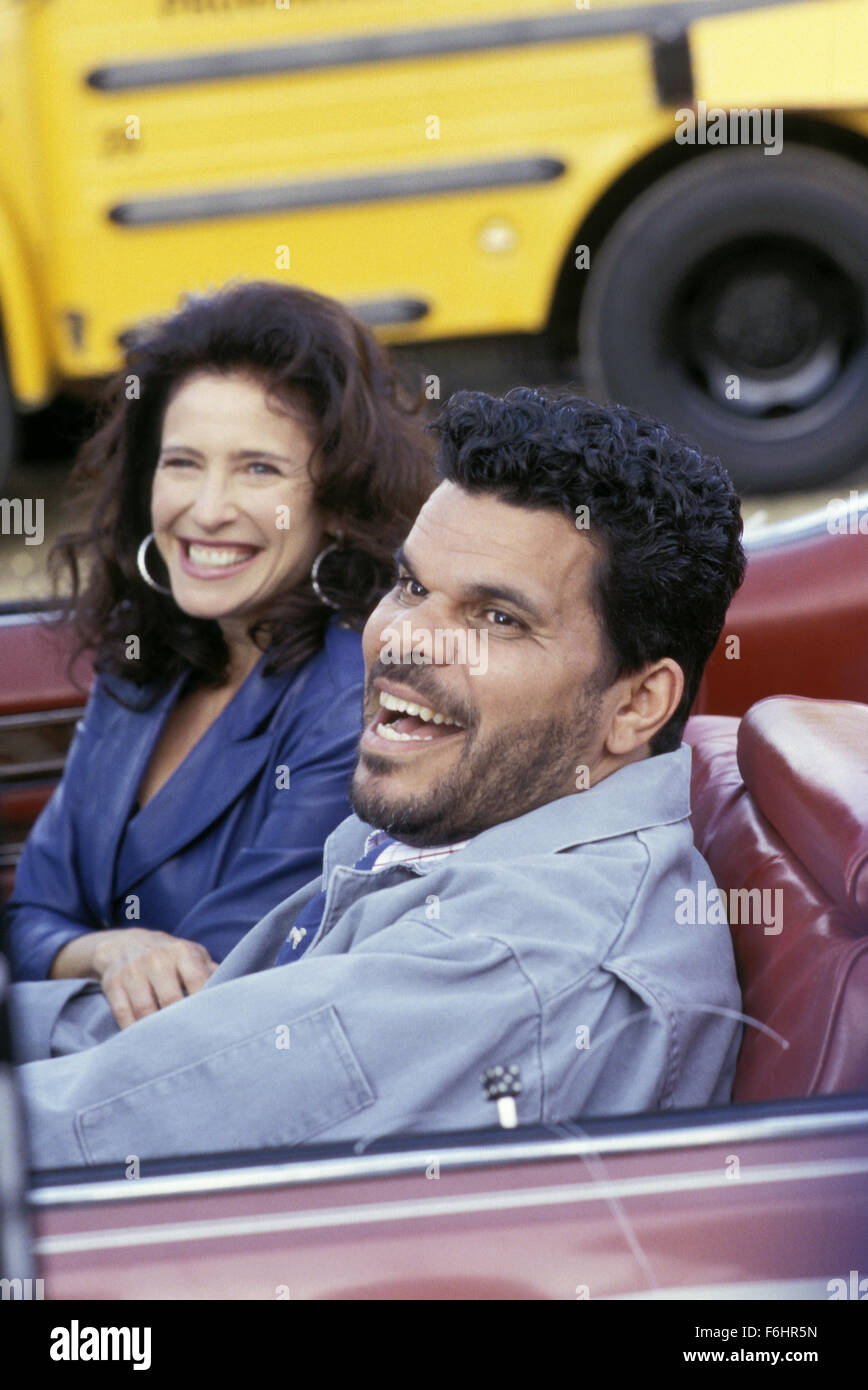 13. Juni 2002; Los Angeles, Kalifornien, USA; Schauspielerin MIMI ROGERS spielt Frau Dunne und LUIS GUZMAN als Ray in "Stumm und Dumberer." Stockfoto