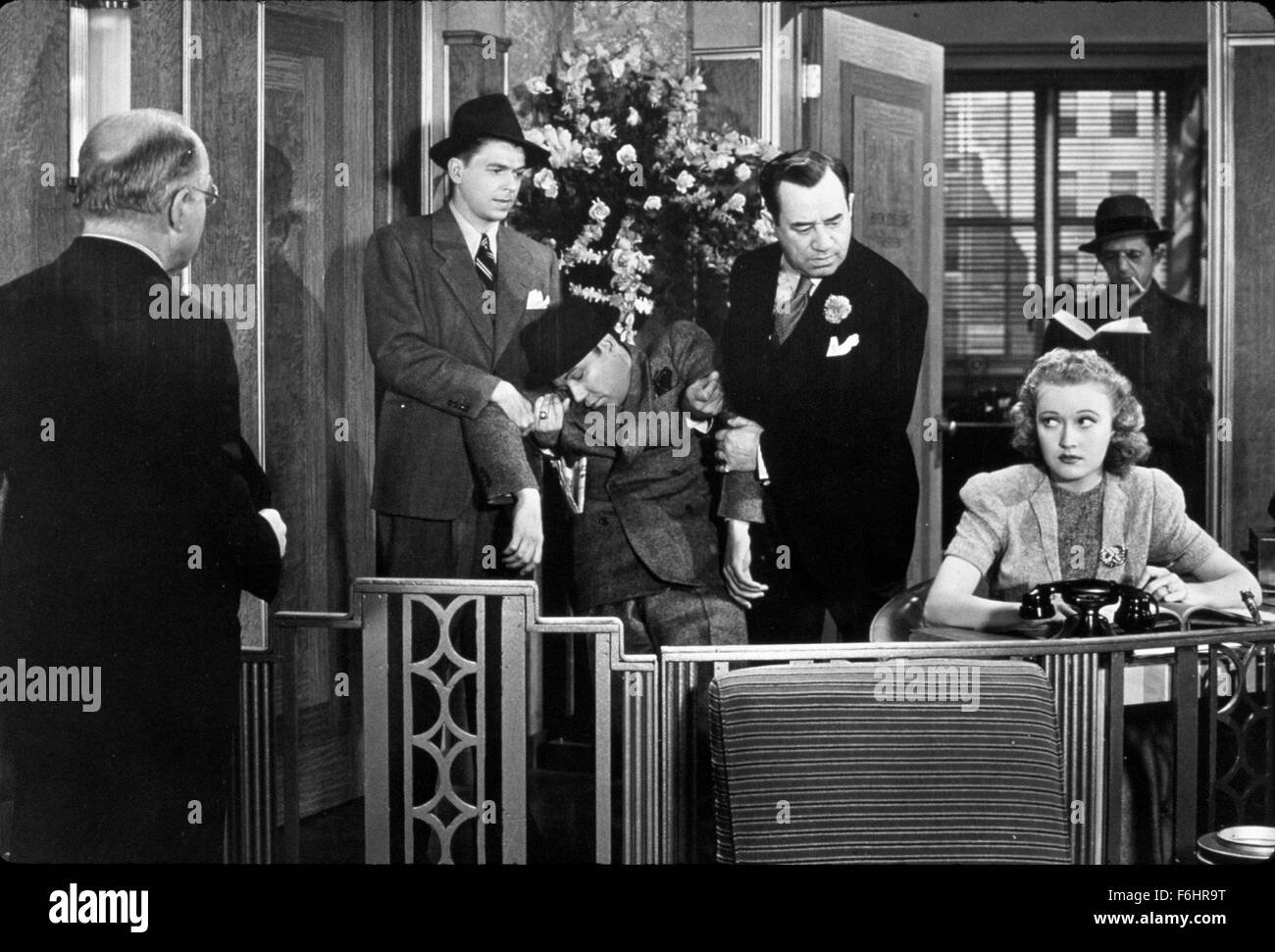 1939, Filmtitel: HELLS KITCHEN, Regie: LEWIS SEILER, Studio: WARNER, abgebildet: 1939, STANLEY Felder, GRANT MITCHELL, RONALD REAGAN, ILA Rhodos, schuldig, verlegen, schüchtern, reduzierten, schwache, weitergegeben, tragend, betrunken, Gericht. (Bild Kredit: SNAP) Stockfoto