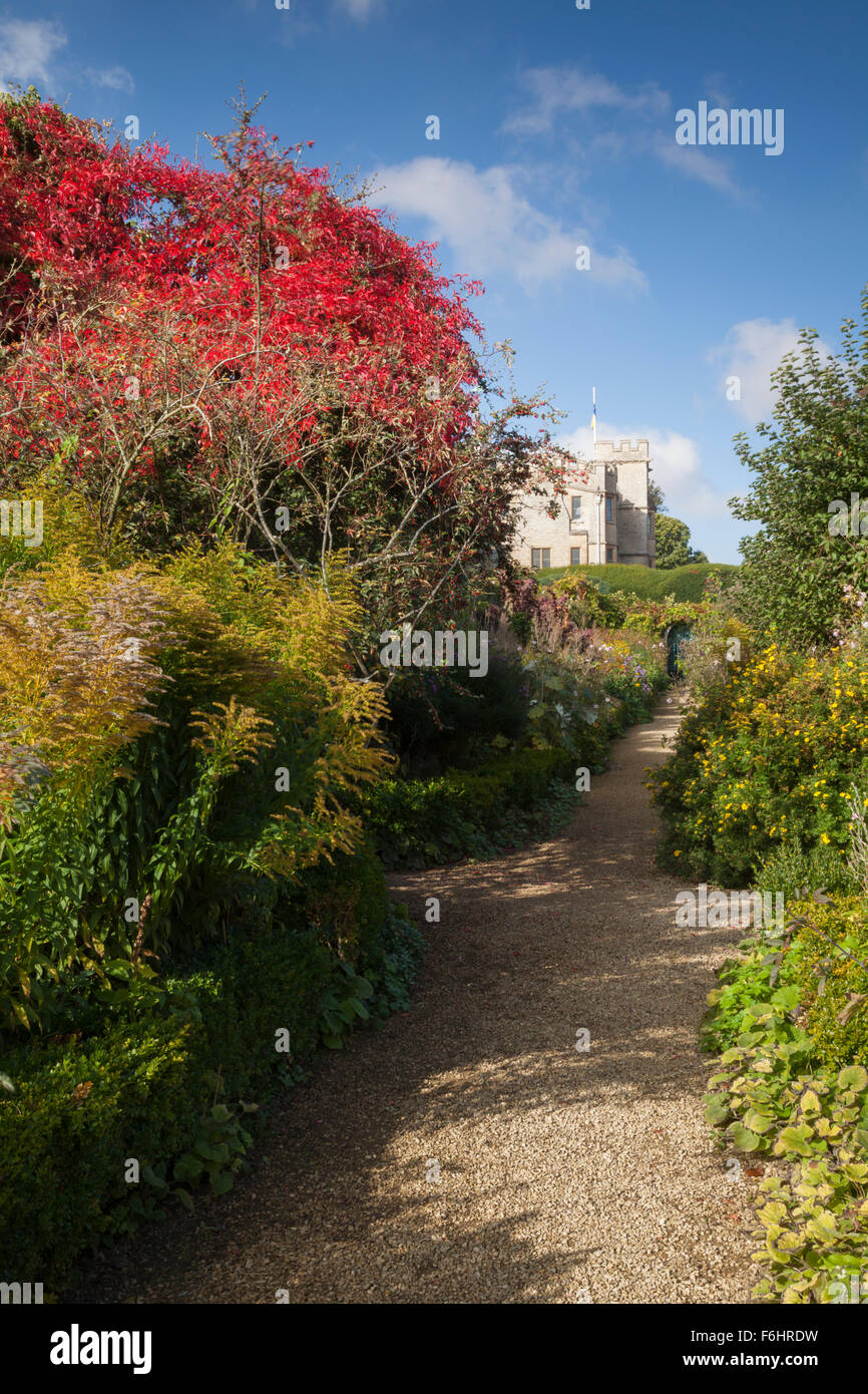 Bunte Blumen Grenzen im Herbst im Rückblick auf das Haus innerhalb der ummauerten Garten Rousham House in Oxfordshire, England. Stockfoto