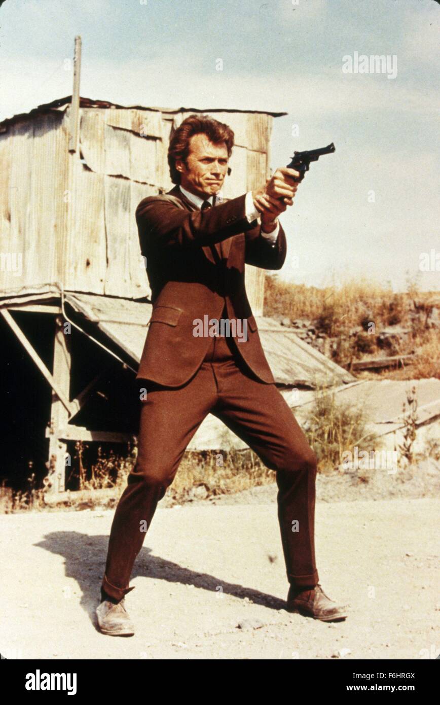 1971, Filmtitel: DIRTY HARRY, im Bild: CLINT EASTWOOD, GUN CRAZY Handfeuerwaffe. (Bild Kredit: SNAP) Stockfoto