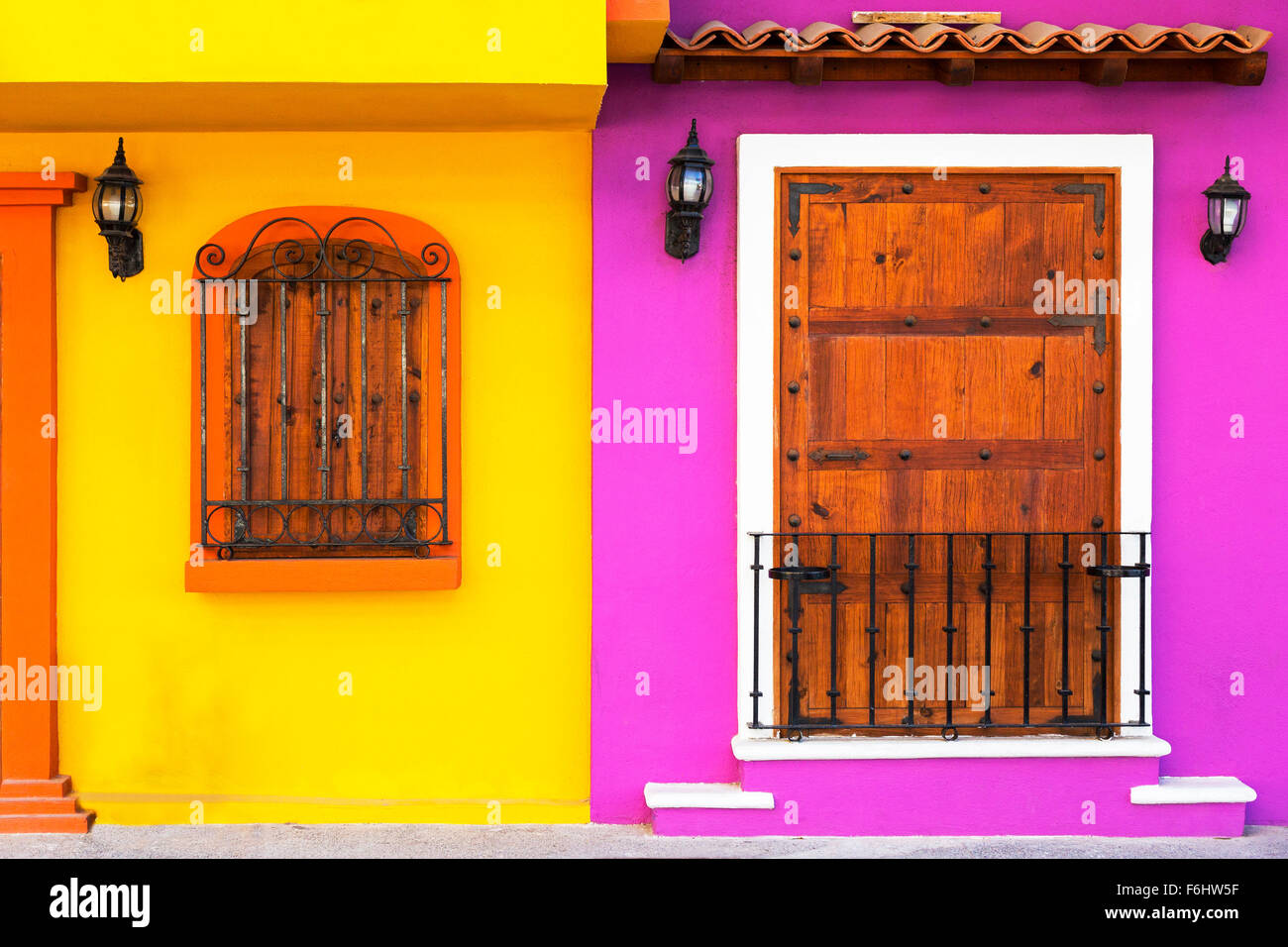 Lila und gelbe Gebäude mit Holzfenster, Puerto Vallarta, Mexiko Stockfoto