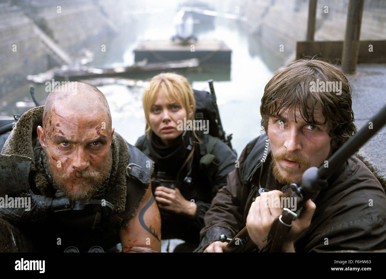 9. Juli 2002; Hollywood, Kalifornien, USA; (links nach rechts) MATTHEW MCCONAUGHEY als Denton Van Zan, IZABELLA SCORUPCO als Alex Jensen und CHRISTIAN BALE als Quinn Abercromby in der spannenden, Action, Sci-Fi, fantasy "Reign of Fire" unter der Regie von Rob Bowman. Stockfoto