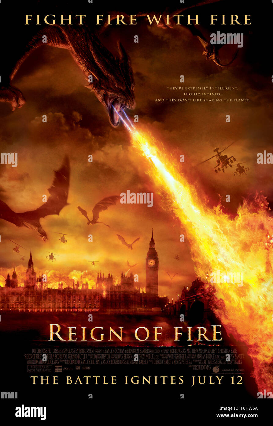 Datum der Freigabe: 12. Juli 2002 Film Titel: Reign of Fire STUDIO: Spyglass Entertainment PLOT: eine Brut von feuerspeienden Drachen ergibt sich aus der Erde und Brandstiftung in alles Dominanz über den ganzen Planeten zu etablieren beginnt. Bild: Plakatkunst. Stockfoto