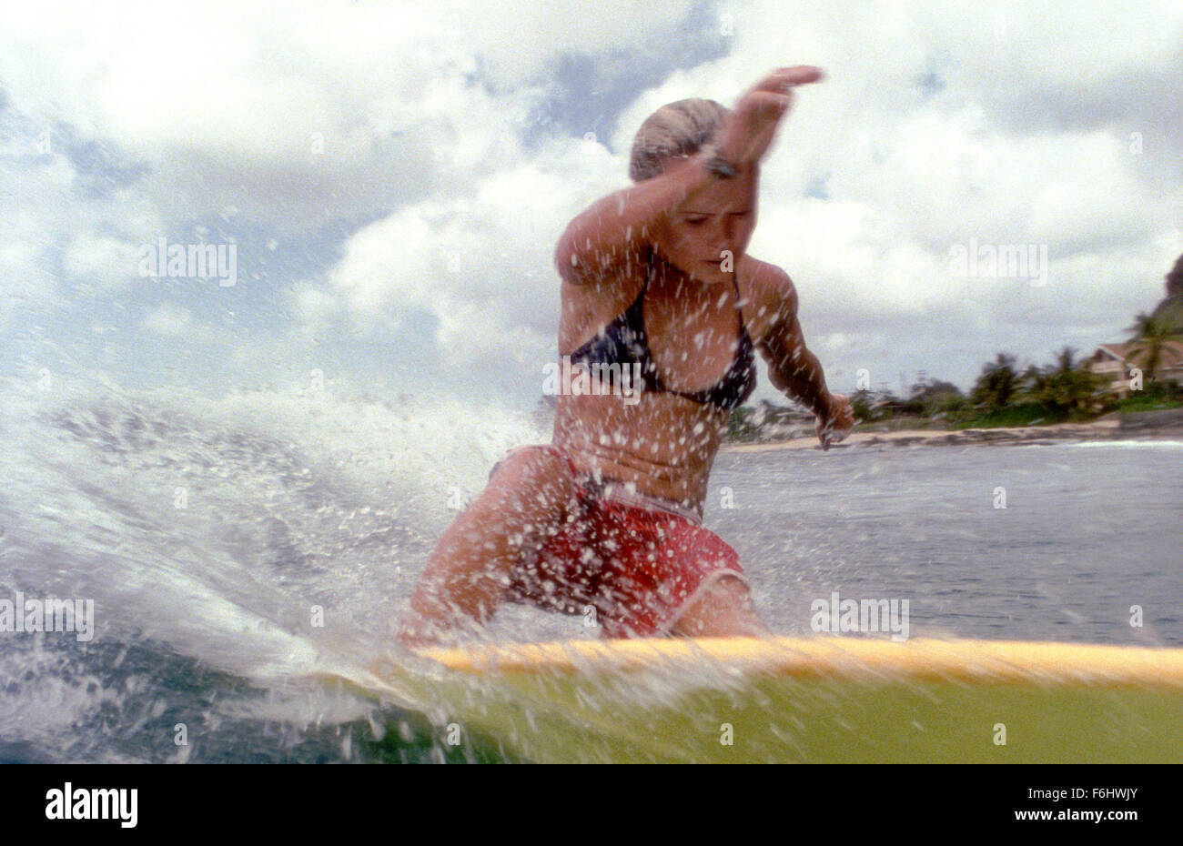 18. Juli 2002; Hollywood, Kalifornien, USA; Anne Marie, gespielt von KATE BOSWORTH surft das Rohr...  (Bild Kredit:) Stockfoto