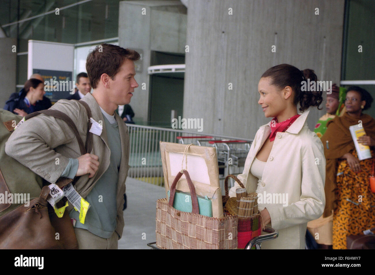 31. Juli 2002; Hollywood, Kalifornien, USA; Regina Lambert (THANDIE NEWTON) läuft in der charmanten Joshua Peters (MARK WAHLBERG) nach ihrem zufälligen Treffen in Martinique in dem Film "Die Wahrheit über Charlie.".  (Bild Kredit:) Stockfoto