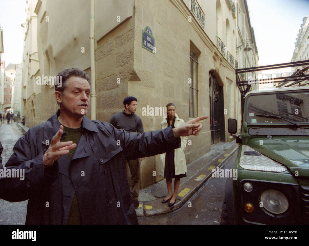 31. Juli 2002; Hollywood, Kalifornien, USA; Regisseur JONATHAN DEMME, MARK WAHLBERG, THANDIE NEWTON am Set des Films "Die Wahrheit über Charlie."  (Bild Kredit:) Stockfoto