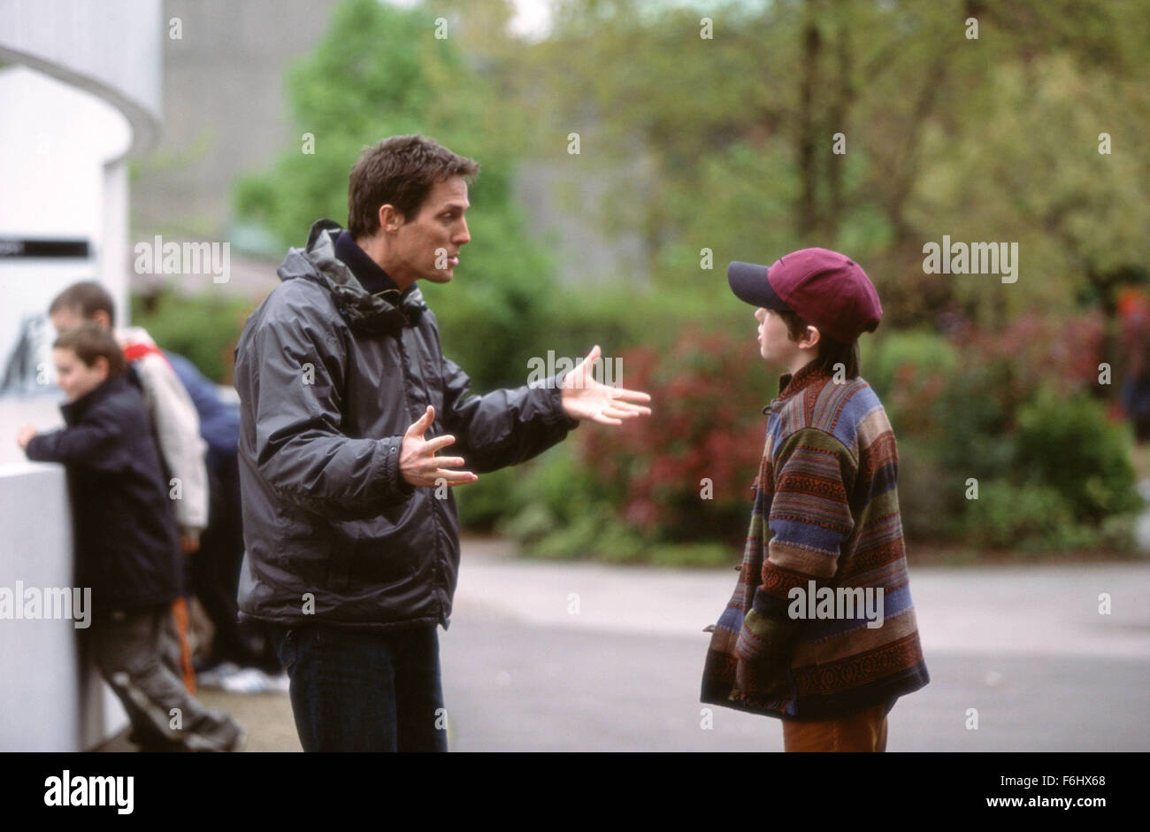 5. August 2002; London, UK; Schauspieler HUGH GRANT und NICHOLAS HOULT Hauptrollen in "About A Boy" Stockfoto
