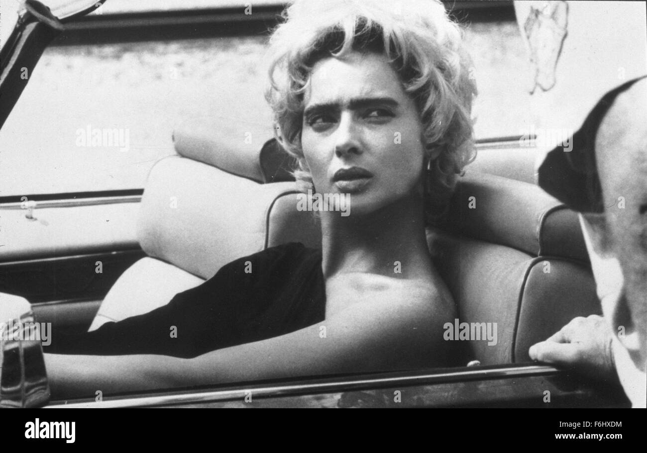 Erscheinungsdatum: 17. August 1990 Film Titel: Wild at Heart STUDIO: The Samuel Goldwyn Company DIRECTOR: David Lynch PLOT: junge Liebhaber Sailor und Lula ausziehen für New Orleans nach Haftentlassung Seemanns mit Lula es hysterische Mutter, eine müde Detektiv und eine finstere Hitman nach ihnen. Während der Reise Lula und Sailor beziehen sich die Ereignisse ihres Lebens auf Datum während der Begegnung mit einer typischen Galerie Lynch grotesken. Nach gestrandet in einer kleinen Stadt, verpflichtet sich Segler an den abscheulichen Bobby Peru in einem kriminellen Venture.   Im Bild: LAURA DERN: Lula Fortune.   (Credit Stockfoto