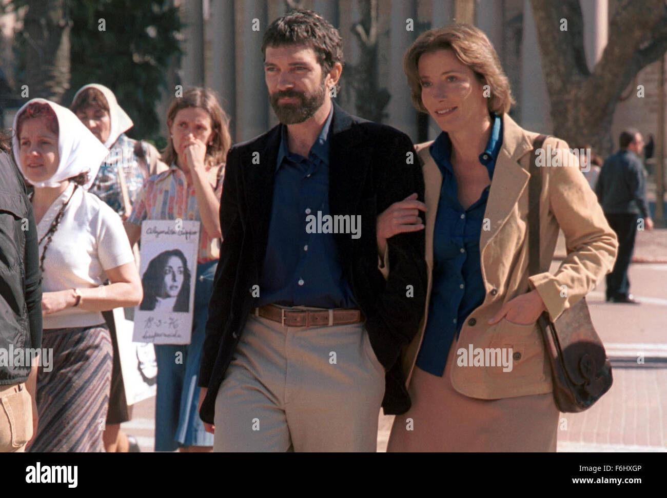 10. August 2002; Buenos Aires, Brasilien; Schauspieler ANTONIO BANDERAS und Schauspielerin EMMA THOMPSON Sterne in "Imagining Argentina" unter der Regie von Christopher Hampton, durch Veröffentlichung im Jahr 2003...  (Bild Kredit: Remi Agentur) Stockfoto