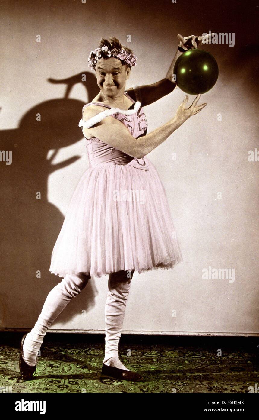 1943, Filmtitel: tanzen Meister, Regisseur: MAL St. CLAIR, Studio: FOX, abgebildet: Kleidung, DRAG, LAUREL & HARDY, STAN LAUREL. (Bild Kredit: SNAP) Stockfoto