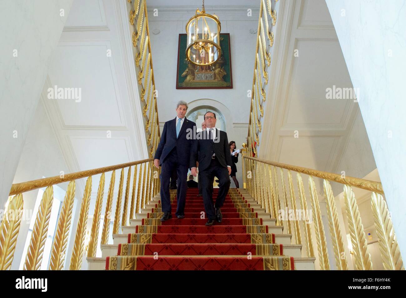 Paris, Frankreich. 17. November 2015. US Staatssekretär John Kerry geht mit dem französischen Präsidenten Francois Hollande im Elysée-Palast 17. November 2015 in Paris, Frankreich. Kerry ist in Paris, das französische Volk nach den Anschlägen von islamischen Terroristen amerikanische Solidarität bekunden. Stockfoto