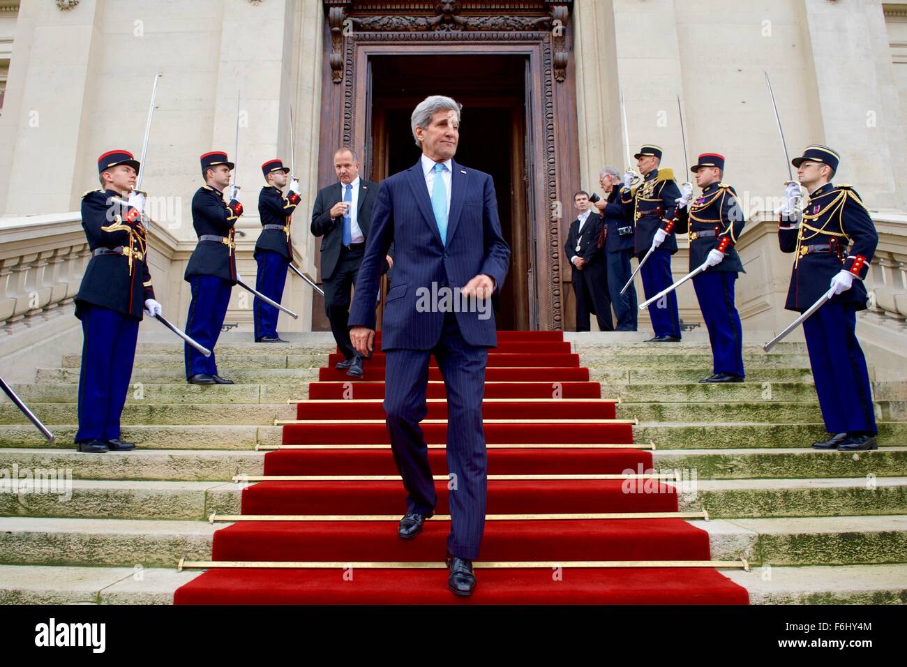 Paris, Frankreich. 17. November 2015. US Staatssekretär John Kerry fährt der Elysee-Palast nach Treffen mit dem französischen Außenminister Laurent Fabius und Präsident Francois Hollande 17. November 2015 in Paris, Frankreich. Kerry ist in Paris, das französische Volk nach den Anschlägen von islamischen Terroristen amerikanische Solidarität bekunden. Stockfoto