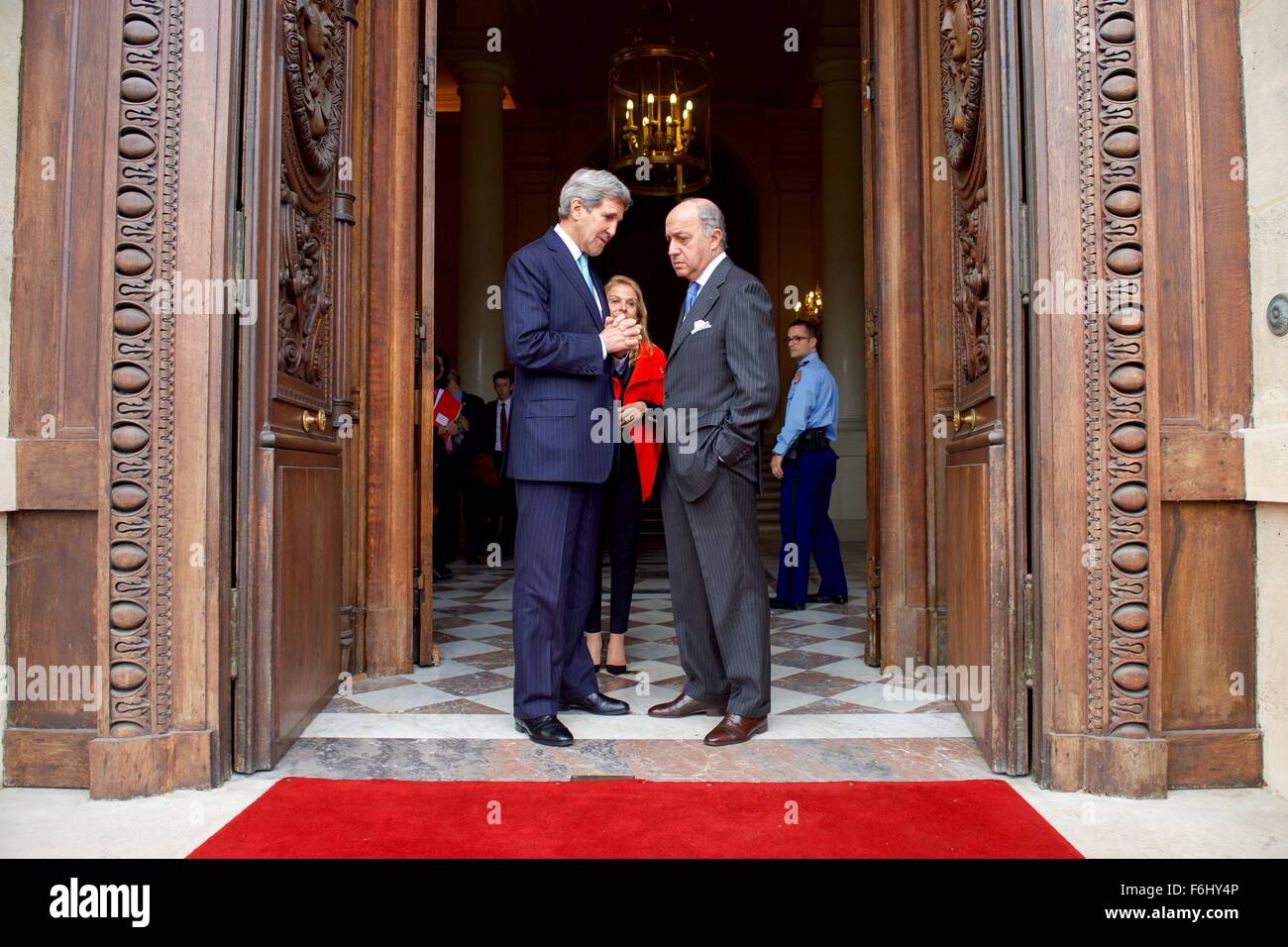 Paris, Frankreich. 17. November 2015. US Staatssekretär John Kerry spricht mit der französische Außenminister Laurent Fabius nach ihrer bilateralen Treffen im Elysee-Palast 17. November 2015 in Paris, Frankreich. Kerry ist in Paris, das französische Volk nach den Anschlägen von islamischen Terroristen amerikanische Solidarität bekunden. Stockfoto