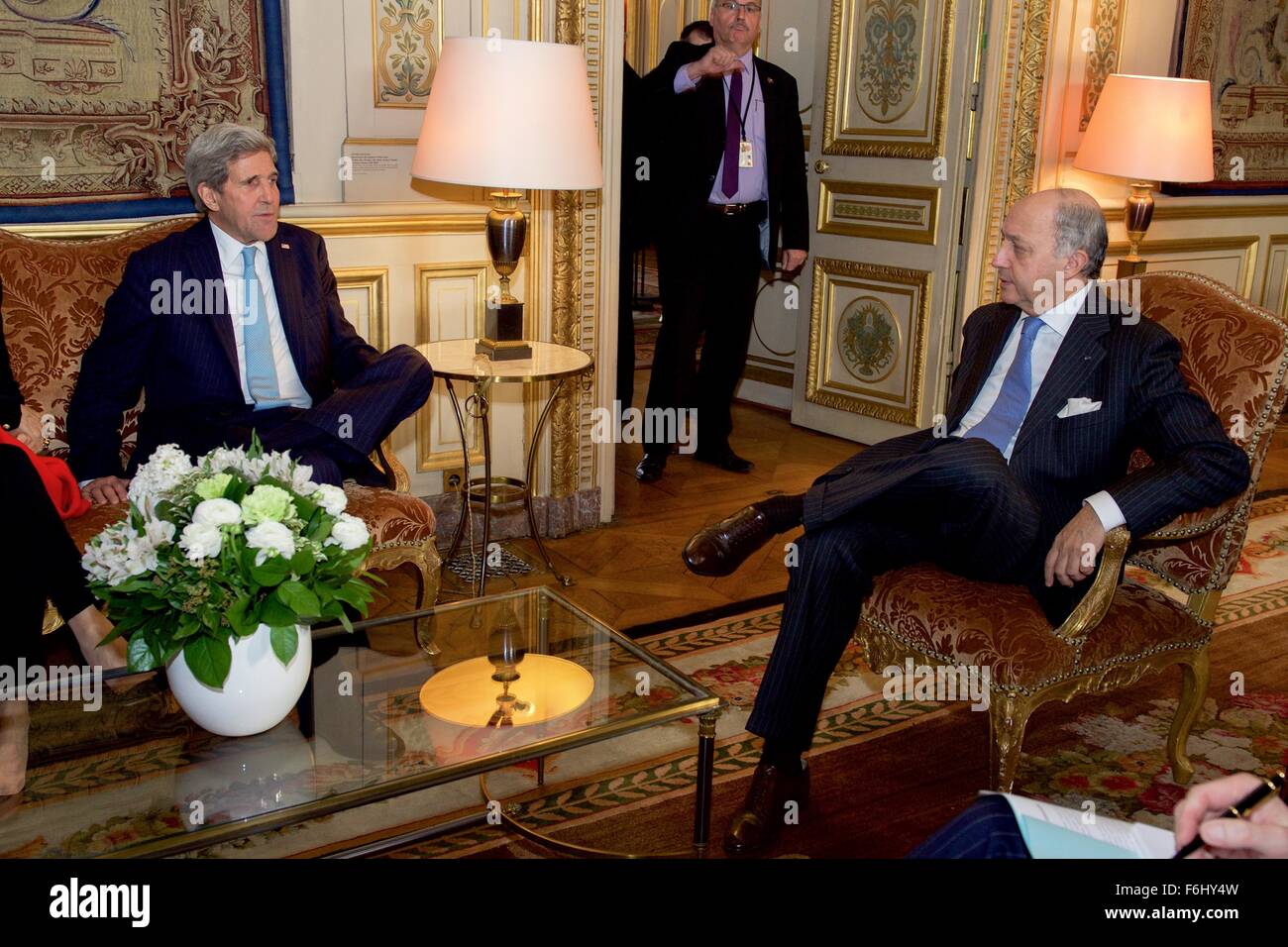 Paris, Frankreich. 17. November 2015. US Staatssekretär John Kerry spricht mit der französische Außenminister Laurent Fabius im Rahmen ihrer bilateralen Sitzung des Elysee-Palastes 17. November 2015 in Paris, Frankreich. Kerry ist in Paris, das französische Volk nach den Anschlägen von islamischen Terroristen amerikanische Solidarität bekunden. Stockfoto