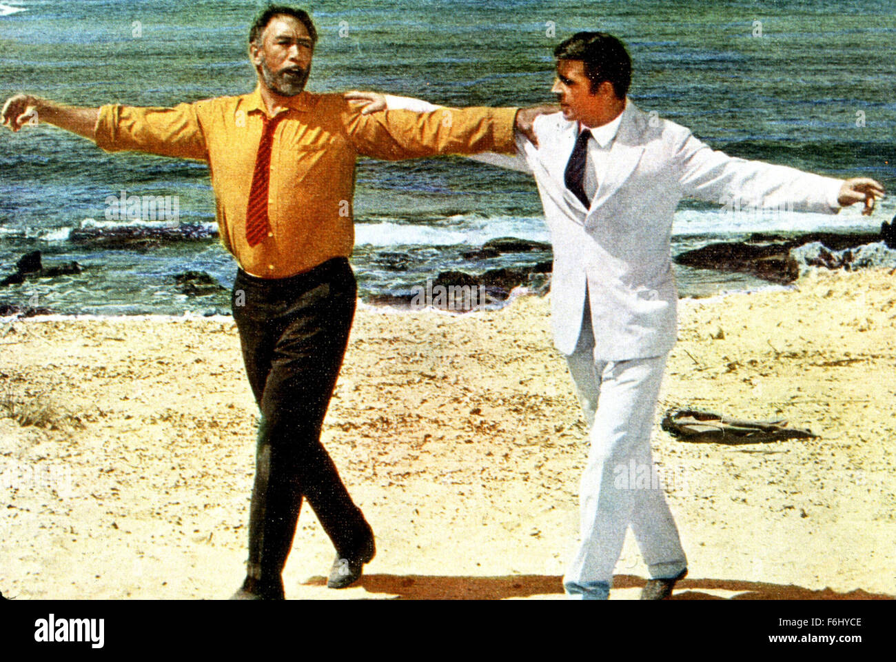 1. Juni 1964; Hollywood, Kalifornien, USA; (FOTO) Britischer Schauspieler ALAN BATES starb nach einem Kampf mit dem Krebs im Alter von 69 Jahren in London. Bates erhielt eine Oscar-Nominierung für seine Rolle in "The Fixierer". Er war auch bekannt für seine Rolle in Filmen wie "Zorbas der Grieche", "Women in Love" und "Gosford Park". Im Bild: 1964, Filmtitel: Zorbas der Grieche, Regie: MICHAEL CACOYANNIS, abgebildet: ALAN BATES, ANTHONY QUINN Stockfoto