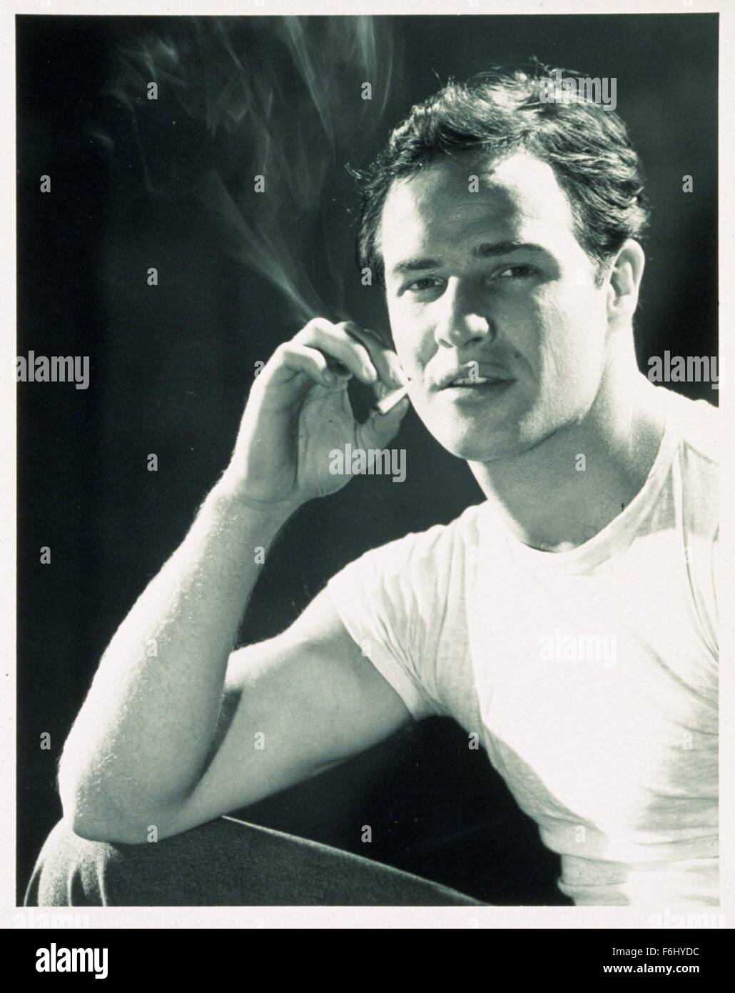 2. Juli 2004; Hollywood, Kalifornien, USA; (FOTO) Legendäre Schauspieler MARLON BRANDO ist im Alter von 80 Jahren von unbekannten Ursachen in Los Angeles gestorben. Seine lange Karriere enthalten Filme wie "A Streetcar Named Desire,' 'Apocalypse Now' die x-rated"der letzte Tango in Paris"und seine berühmt-berüchtigten"The Godfather". Im Bild: 1954, Filmtitel: Endstation Sehnsucht im Bild: T-SHIRT, 1954, MARLON BRANDO, Kleidung, Farbe, Raucher, t-SHIRT. Stockfoto