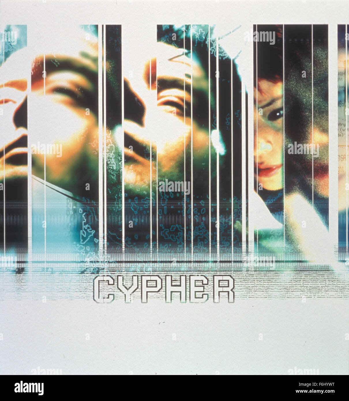 Erscheinungsdatum: 7. Oktober 2002. FILMTITEL: Cypher. STUDIO: Miramax Filme. PLOT: Hoffnung auf ein aufregenderes Leben als Vorstadt gedehnt wohnt er derzeit, nerdy Gehalt Mann, die Morgan Sullivan nimmt einen Job als eine industrielle Spion bei Digicorp, einem globalen Computer Corporation. Digicorp weist ihm die Pflicht des Fliegens zu verschiedenen Conventions rund um Amerika, Aufzeichnung der reden, die vorgenommen werden. Aber wenn Sullivan eine geheimnisvolle Frau trifft beginnt er zu erkennen, dass seine Aufgabe möglicherweise nicht, wie es scheint, als er in die dunkle Unterwelt der Gehirnwäsche hinab und kämpft, um seine eigene Identität zu bewahren. IM BILD: JE Stockfoto