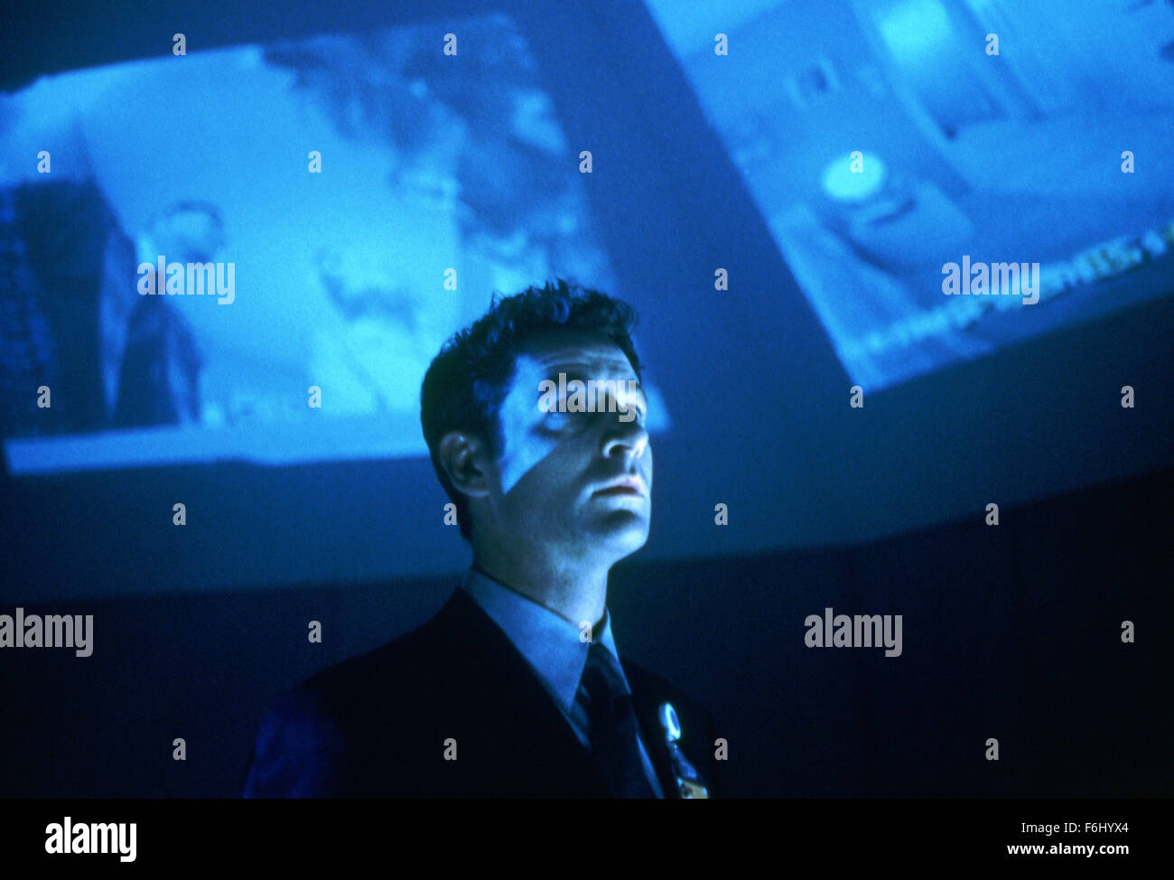 Erscheinungsdatum: 7. Oktober 2002. FILMTITEL: Cypher. STUDIO: Miramax Filme. PLOT: Hoffnung auf ein aufregenderes Leben als Vorstadt gedehnt wohnt er derzeit, nerdy Gehalt Mann, die Morgan Sullivan nimmt einen Job als eine industrielle Spion bei Digicorp, einem globalen Computer Corporation. Digicorp weist ihm die Pflicht des Fliegens zu verschiedenen Conventions rund um Amerika, Aufzeichnung der reden, die vorgenommen werden. Aber wenn Sullivan eine geheimnisvolle Frau trifft beginnt er zu erkennen, dass seine Aufgabe möglicherweise nicht, wie es scheint, als er in die dunkle Unterwelt der Gehirnwäsche hinab und kämpft, um seine eigene Identität zu bewahren. IM BILD: JE Stockfoto