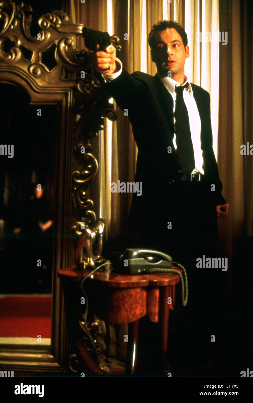 Erscheinungsdatum: 7. Oktober 2002. FILMTITEL: Cypher. STUDIO: Miramax Filme. PLOT: Hoffnung auf ein aufregenderes Leben als Vorstadt gedehnt wohnt er derzeit, nerdy Gehalt Mann, die Morgan Sullivan nimmt einen Job als eine industrielle Spion bei Digicorp, einem globalen Computer Corporation. Digicorp weist ihm die Pflicht des Fliegens zu verschiedenen Conventions rund um Amerika, Aufzeichnung der reden, die vorgenommen werden. Aber wenn Sullivan eine geheimnisvolle Frau trifft beginnt er zu erkennen, dass seine Aufgabe möglicherweise nicht, wie es scheint, als er in die dunkle Unterwelt der Gehirnwäsche hinab und kämpft, um seine eigene Identität zu bewahren. IM BILD: JE Stockfoto