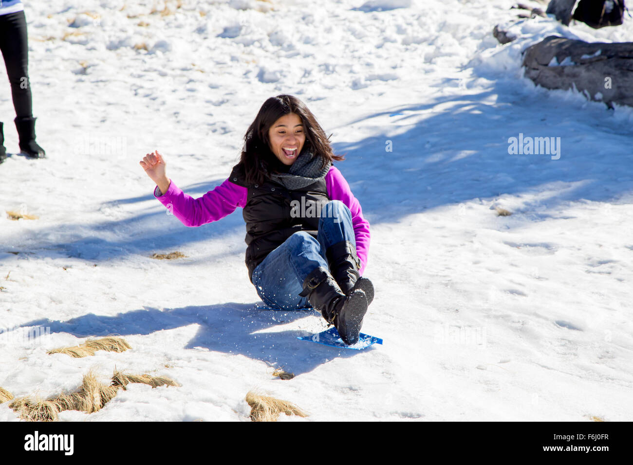Gleiten auf Schnee Weg in Flagstaff, Arizona an einem sonnigen Tag Stockfoto