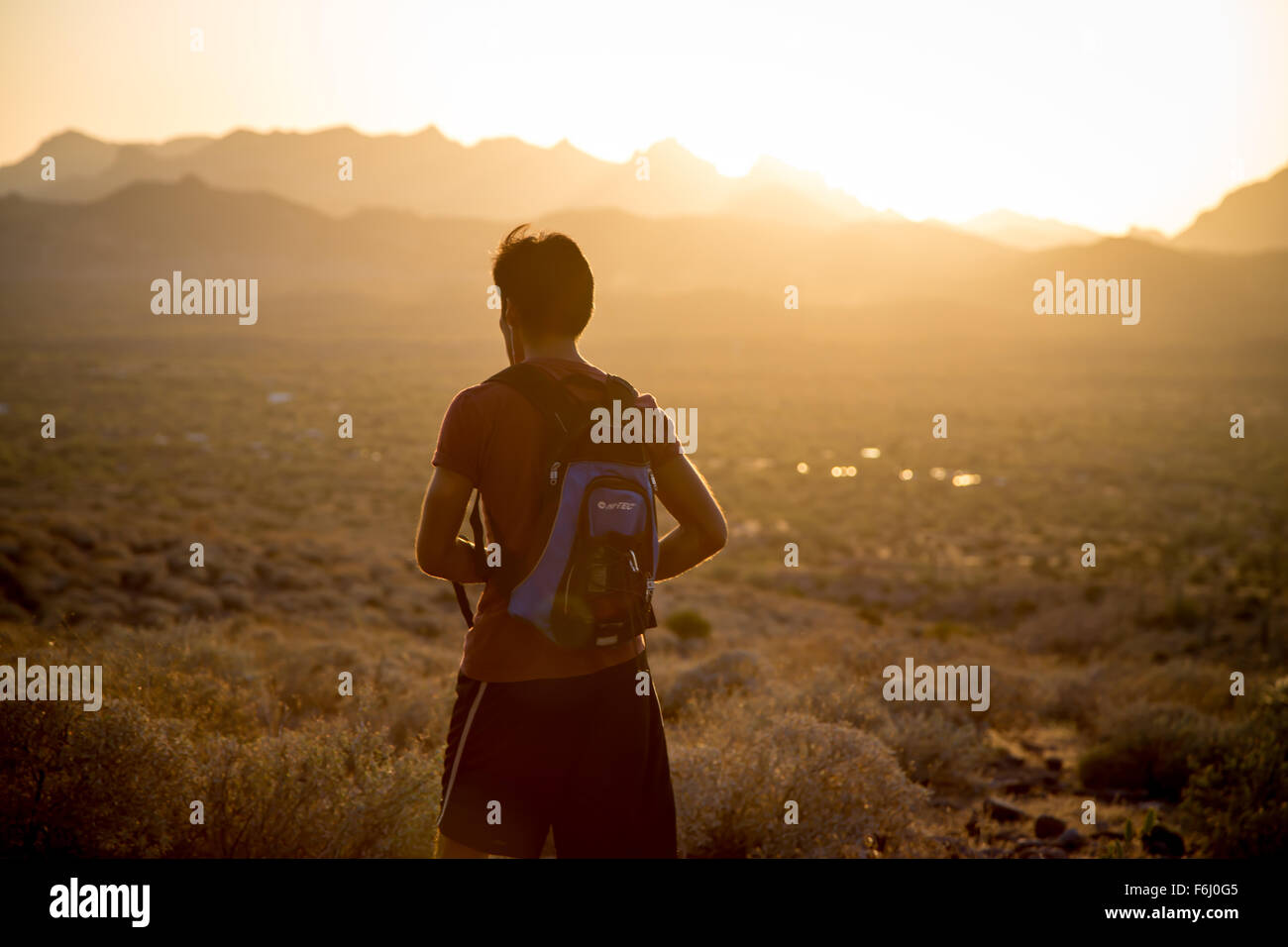 Wandern Lost Dutchman State Park in Arizona, Sonnenuntergang, Latino Männer Stockfoto