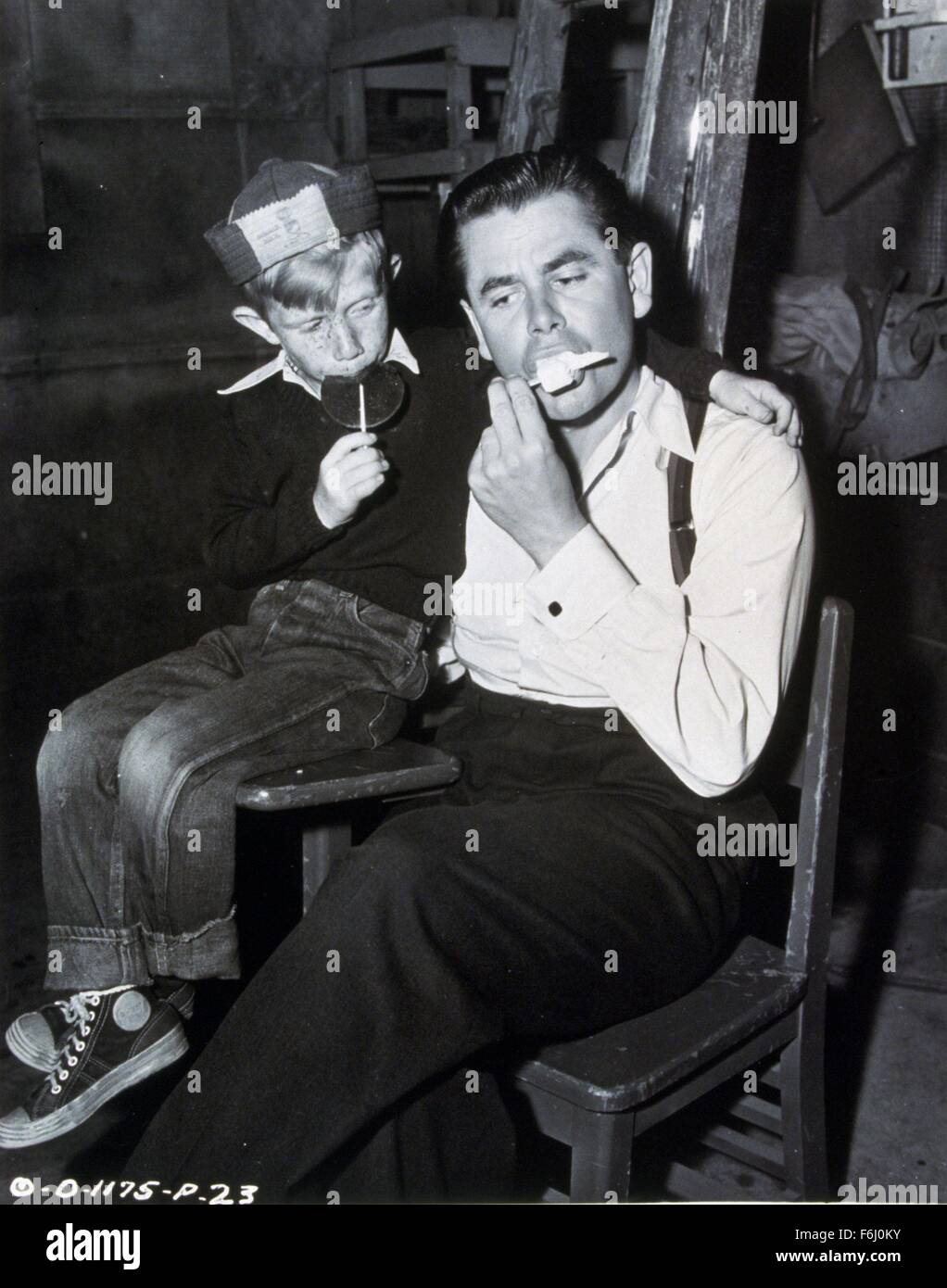 1949, Filmtitel: Mr SOFT TOUCH, Regie: HENRY/GORDON DOUGLAS LEVIN, Studio: COLUMBIA, im Bild: Essen, GLENN FORD, Eistüte. (Bild Kredit: SNAP) Stockfoto