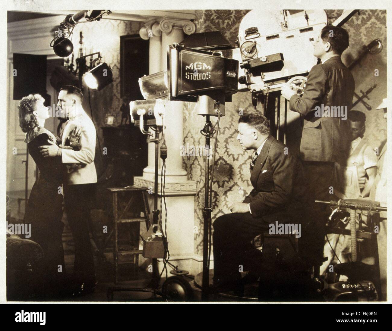 1935, Filmtitel: ANNA KARENINA, Regie: CLARENCE BROWN, Studio: MGM, im Bild: hinter den Kulissen, CLARENCE BROWN, WILLIAM DANIELS, GRETA GARBO. (Bild Kredit: SNAP) Stockfoto