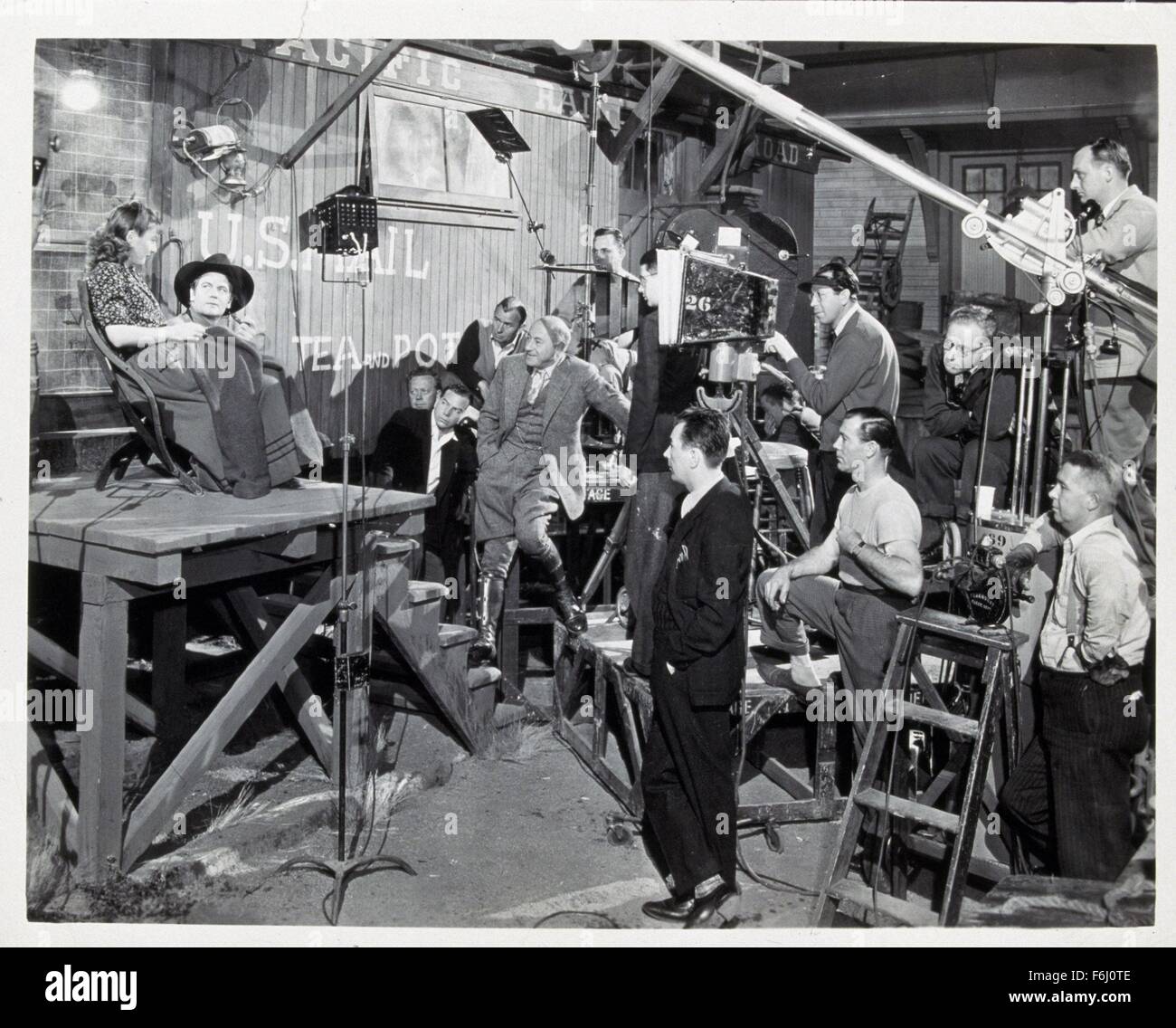 1939, Filmtitel: UNION PACIFIC, Regie: CECIL B DeMILLE, Studio: PARAMOUNT, im Bild: hinter den Kulissen, CECIL B DeMILLE, Epos, historische, Liebe (Dreieck), JOEL McCREA, Eisenbahnen, BARBARA STANWYCK. (Bild Kredit: SNAP) Stockfoto