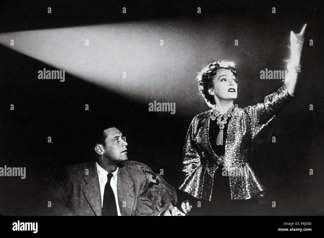 1950, Filmtitel: SUNSET BOULEVARD, Regie: BILLY WILDER, Studio: PARAMOUNT, im Bild: WILLIAM HOLDEN, GLORIA SWANSON. (Bild Kredit: SNAP) Stockfoto