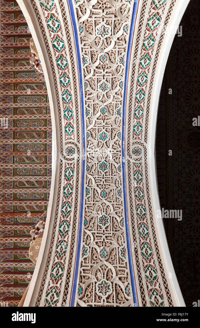 Detail der Dekoration eines Semi-Bogen in der Bahia-Palast, Marrakesch, Marokko Stockfoto