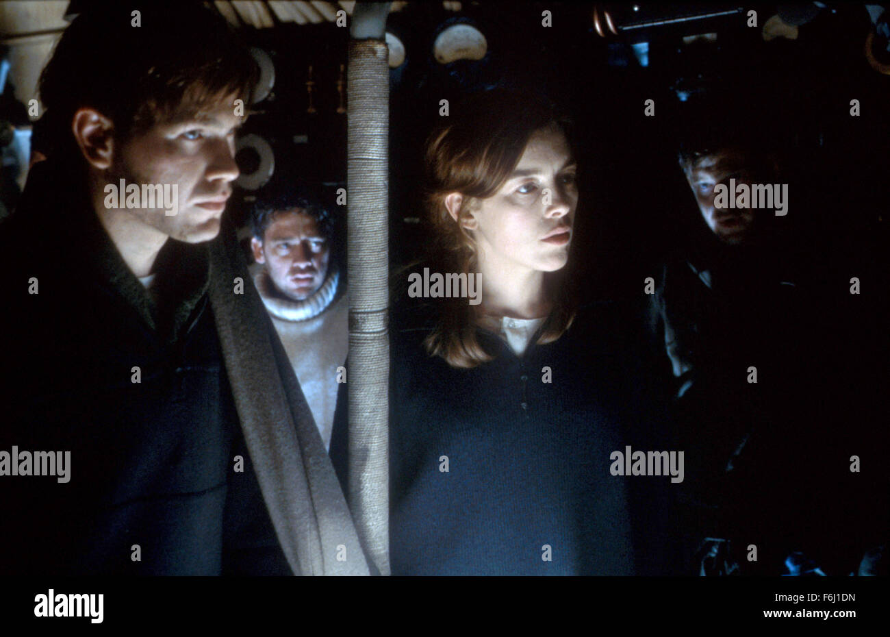 11. Oktober 2002; Hollywood, Kalifornien, USA; MATTHEW DAVIS als Fähnrich Odell und OLIVIA WILLIAMS als Claire Paige in der Horror-Mystery '' unten '' unter der Regie von David Twohy. Stockfoto