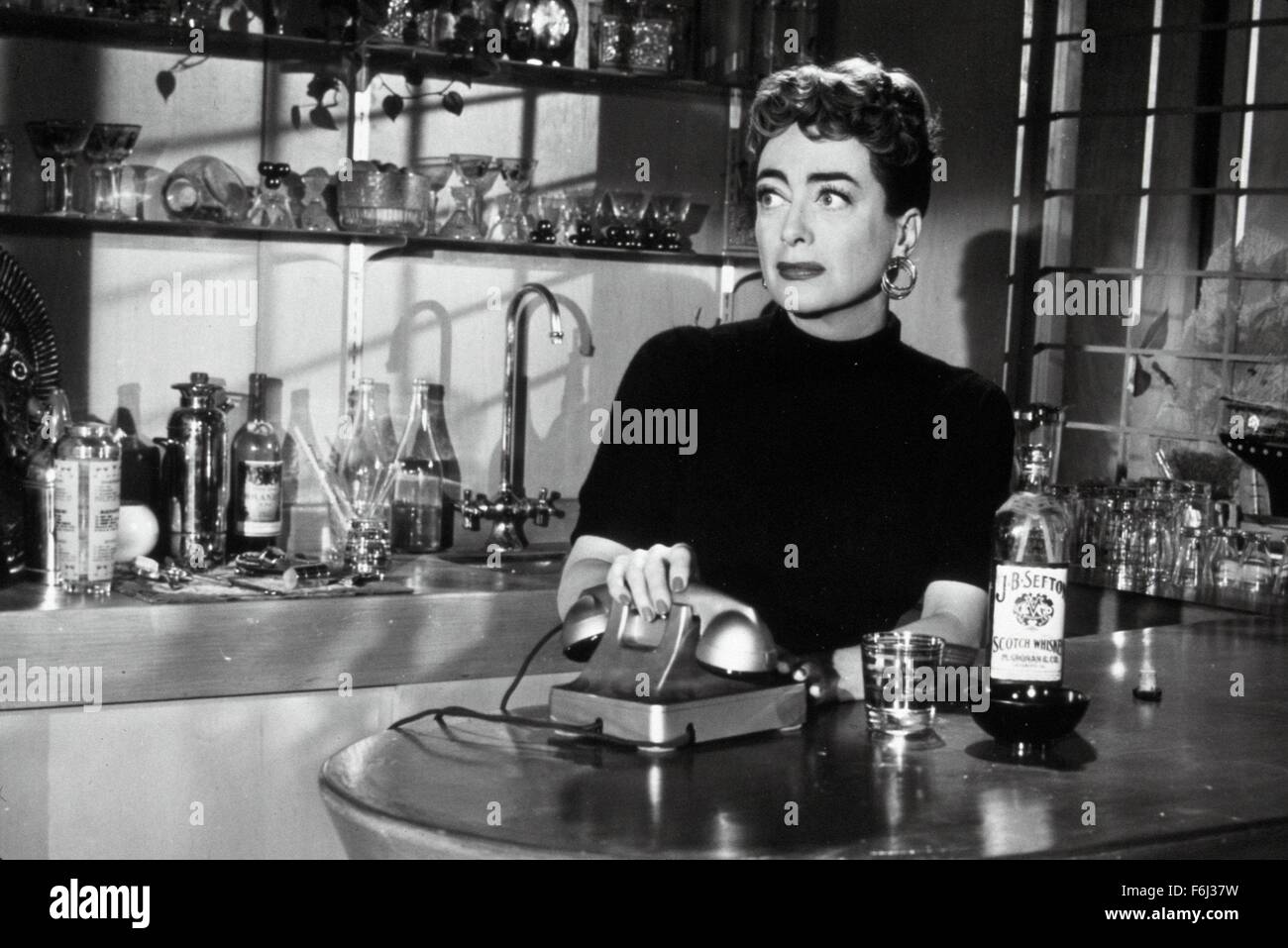 1955, Filmtitel: Frauen am Strand, Regie: JOSEPH PEVNEY, Studio: UNIVERSAL, abgebildet: JOAN CRAWFORD. (Bild Kredit: SNAP) Stockfoto