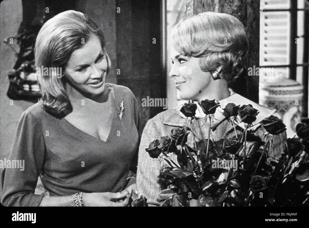 1966, Filmtitel: MOMENT, MOMENT, Regie: MERVYN LeROY, abgebildet: HONOR BLACKMAN, MERVYN LeROY. (Bild Kredit: SNAP) Stockfoto