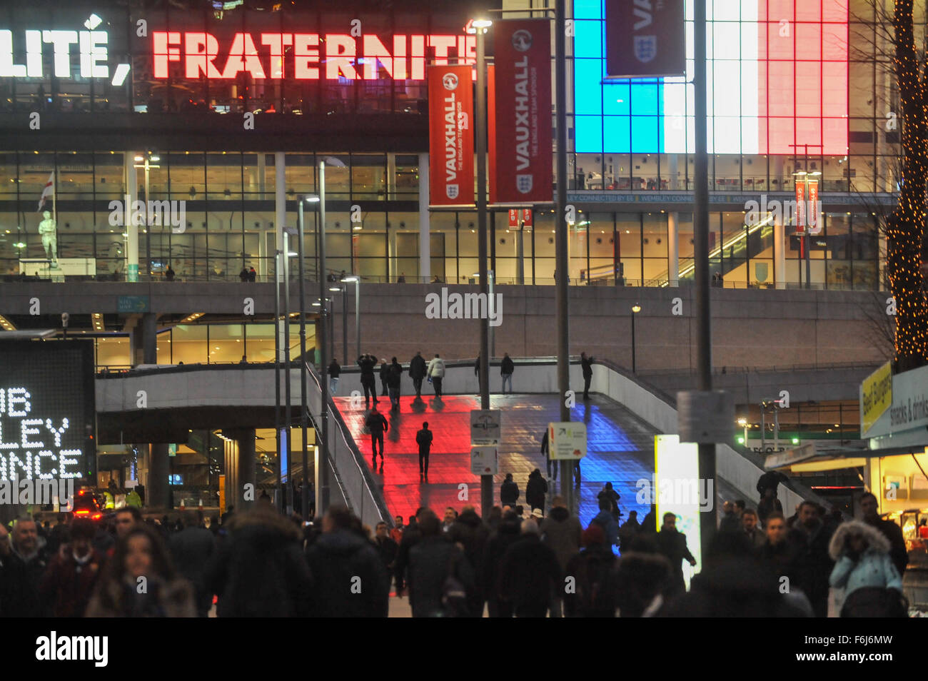 Wembley Stadium, London, UK. 17. November 2015. Fans kommen im Wembley-Stadion für das Freundschaftsspiel zwischen England und Frankreich, Stockfoto