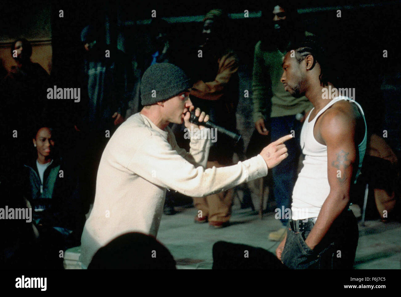 7. Februar 2003; Universal City, Kalifornien, USA; Am 18. März 2003, wird Universal Studios Home Video release "8 Mile" auf DVD & VHS. Die DVD enthält nie zuvor gesehene Bonus-Features, einschließlich fünf Eminem Rap Battle Outtakes und ein neues Musikvideo von Eminem, "Superman." Preis festgesetzt bei $26,98, wird die DVD in zwei Versionen, darunter eine Version mit unzensierte Bonusmaterial erhältlich sein. In dieser Szene aus 8 Mile Schlachten Jimmy Smith Jr. (Eminem) Lotto (Nashawn 'Ox' Breedlove).  Obligatorische Credit: Foto von Universal Studios Home Video. (c) Copyright 2003 von Universal Studios Home Video Stockfoto