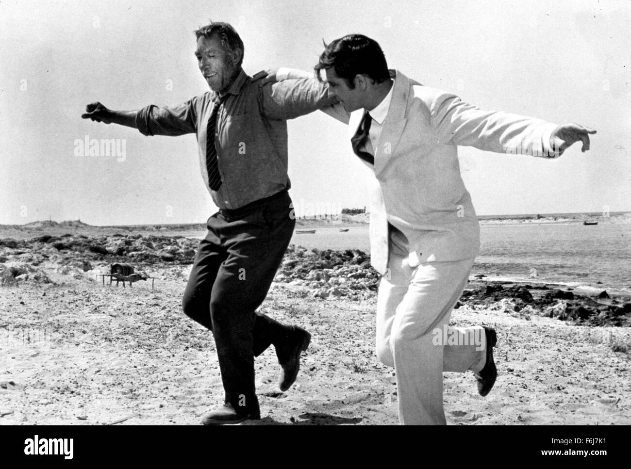 1. Juni 1964; Hollywood, Kalifornien, USA; (FOTO) Britischer Schauspieler ALAN BATES starb nach einem Kampf mit dem Krebs im Alter von 69 Jahren in London. Bates erhielt eine Oscar-Nominierung für seine Rolle in "The Fixierer". Er war auch bekannt für seine Rolle in Filmen wie "Zorbas der Grieche", "Women in Love" und "Gosford Park". Im Bild: 1964, Filmtitel: Zorbas der Grieche, Regie: MICHAEL CACOYANNIS, abgebildet: ALAN BATES, ANTHONY QUINN Stockfoto